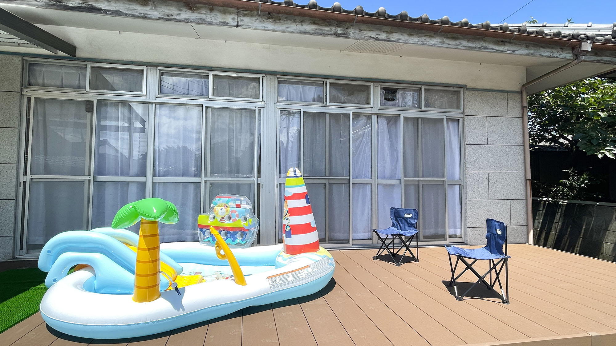 ・【キッズプール】アウトドアチェアもあり、大人が見守れるので安心です（利用期間：7月～9月末日まで）