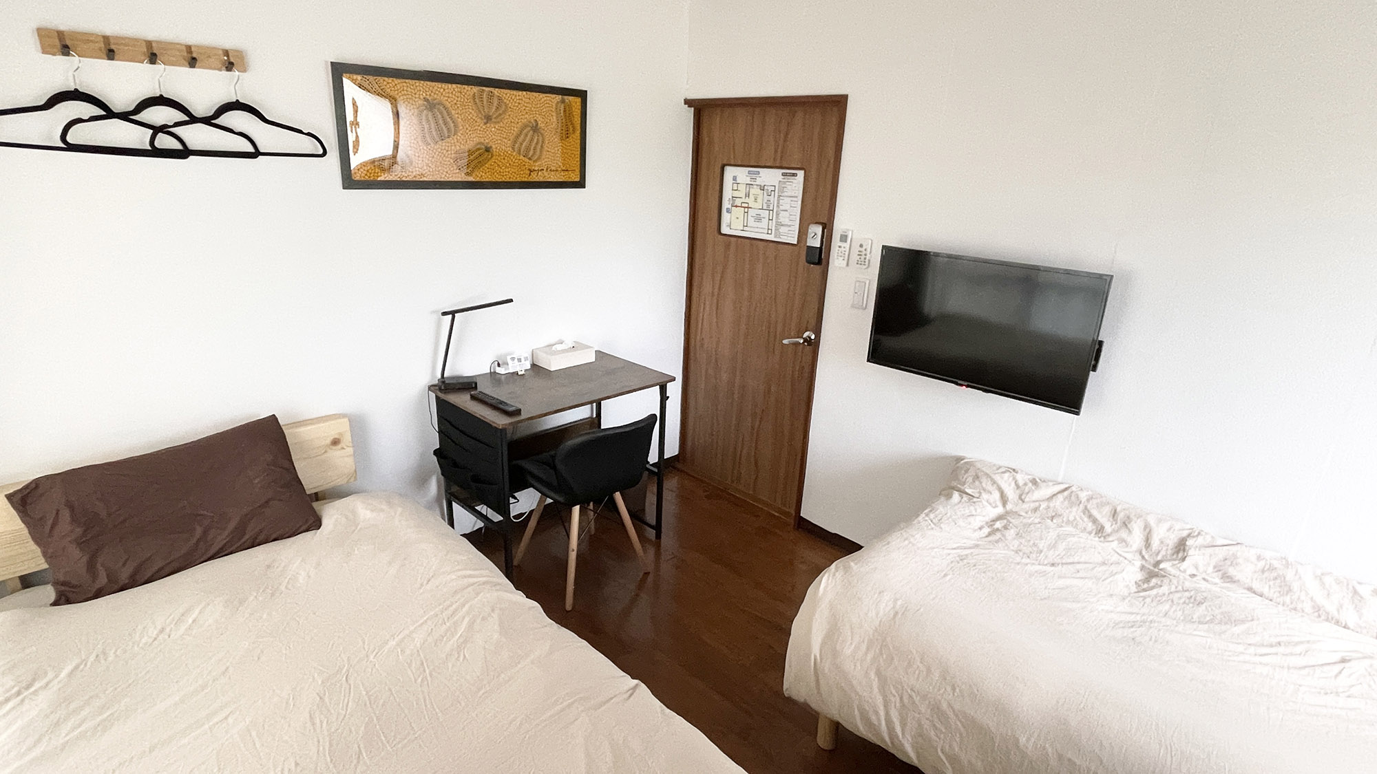 ・【101・寝室】ゆとりのあるベッドでゆっくりお休みいただけます