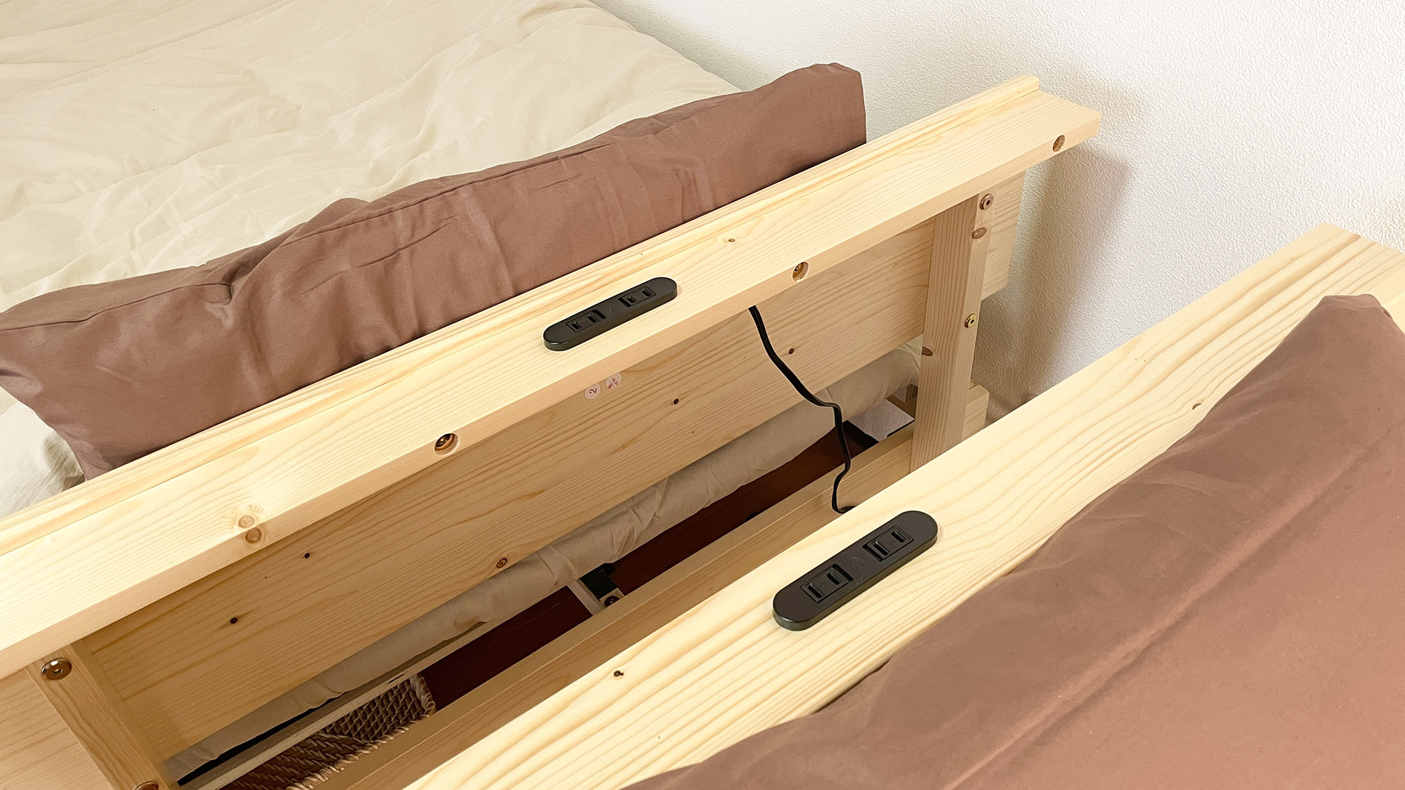 ・【102・寝室】枕元のコンセントで人数が多くても非常に便利です