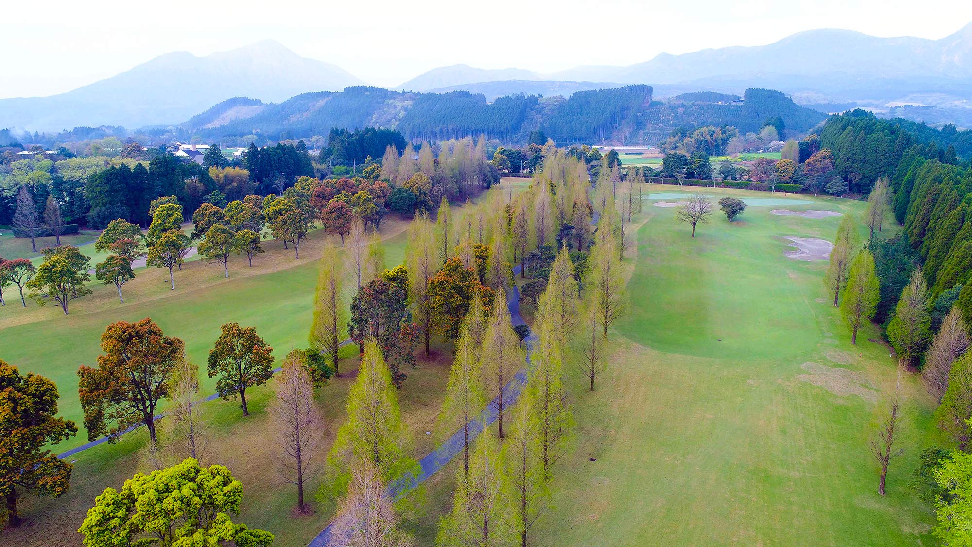 ・【観光情報】高原の風と絶景、爽快ゴルフ体験。たかはるゴルフクラブ