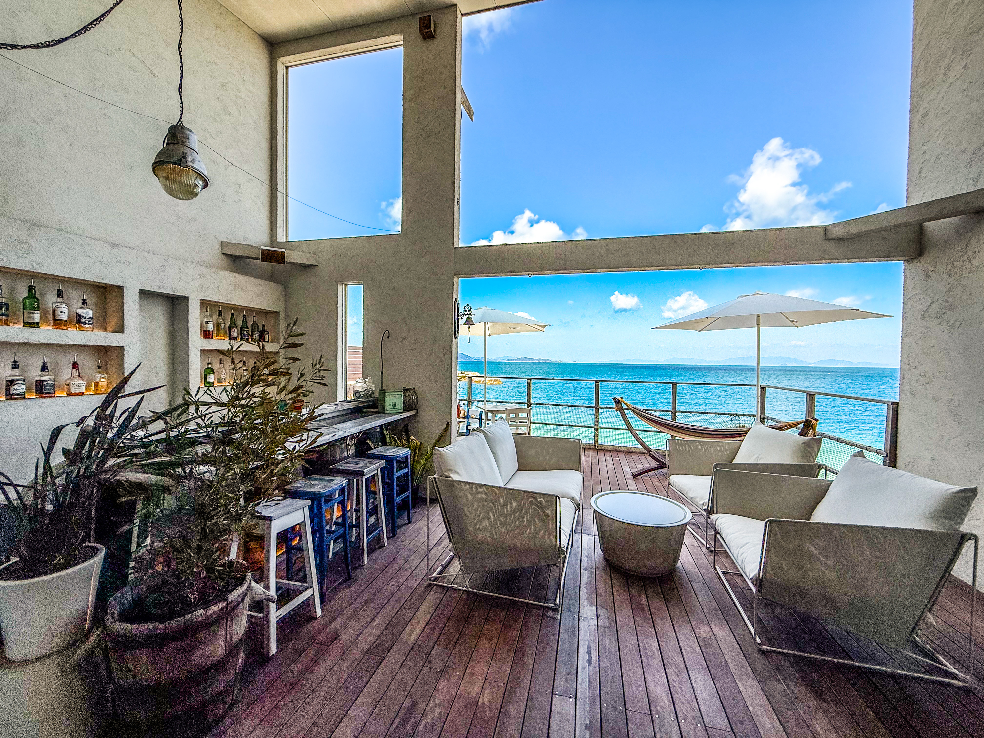 テラスと一体になるオープンエアーな客室