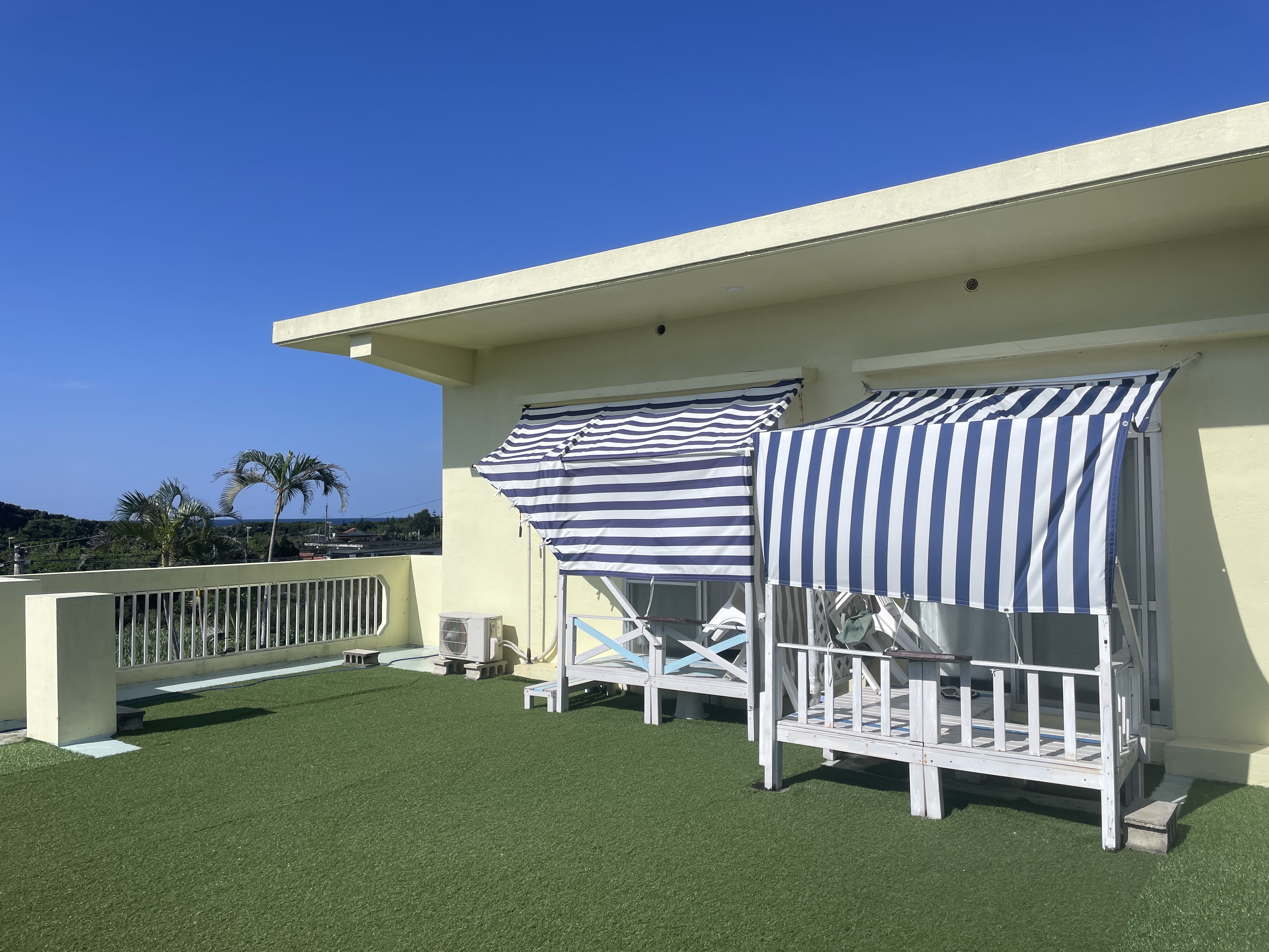 2階のツインルーム用のバルコニーです。バルコニーからは海がのぞめます。