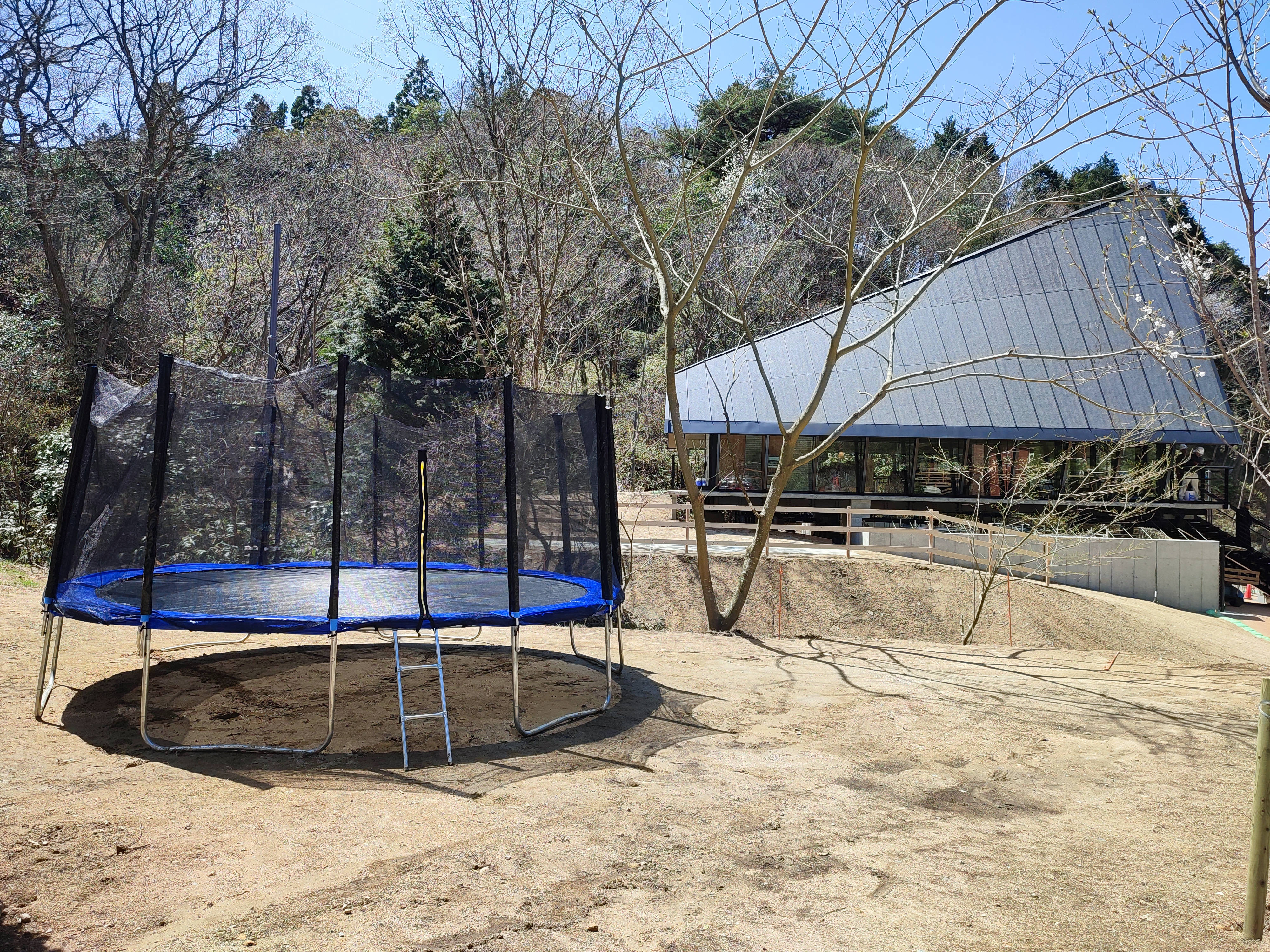 カフェとトランポリン