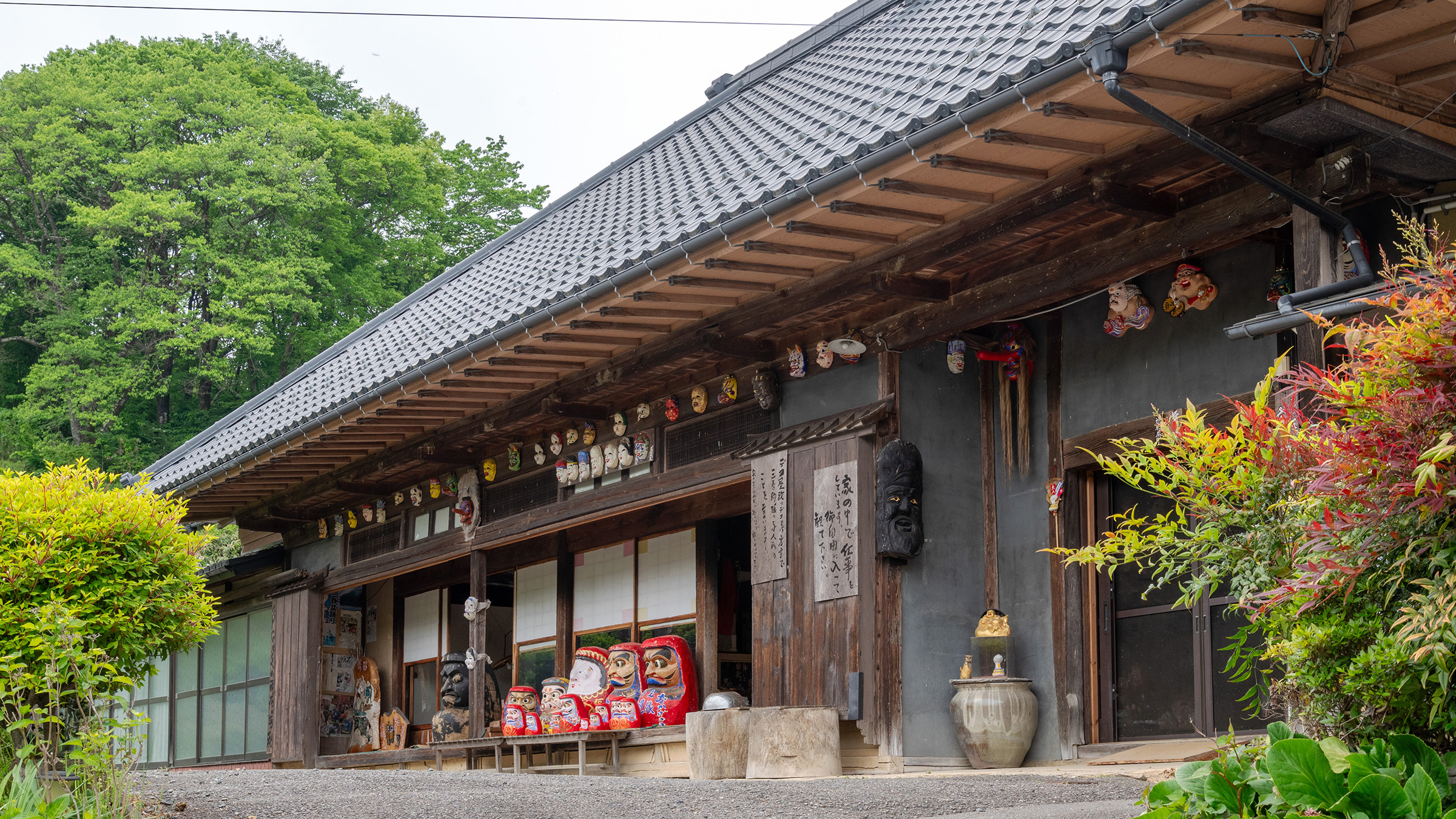 高柴デコ屋敷(車で約25分)