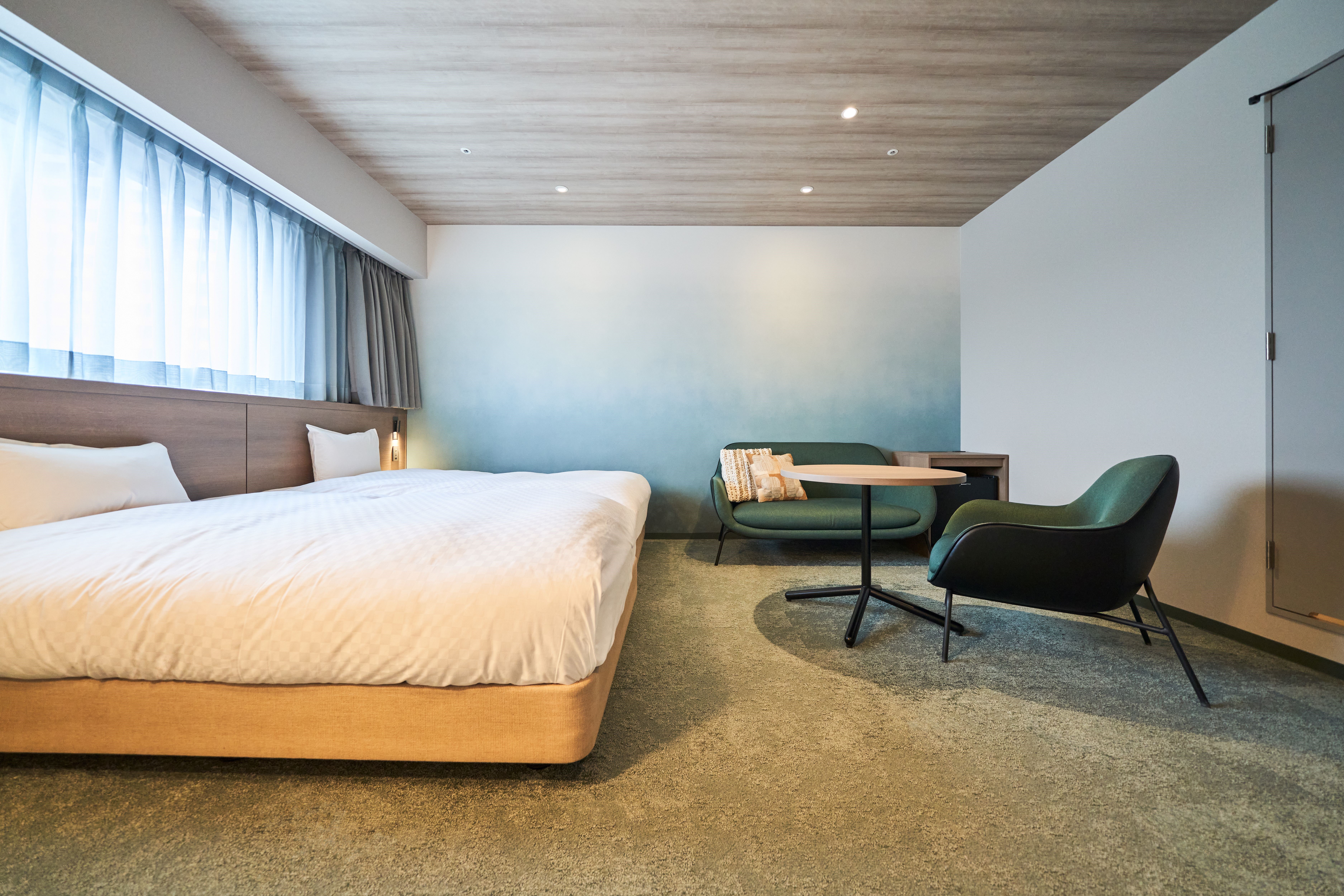 【プレミアムツインルーム】ゆったりとくつろげるソファとテーブルをご用意