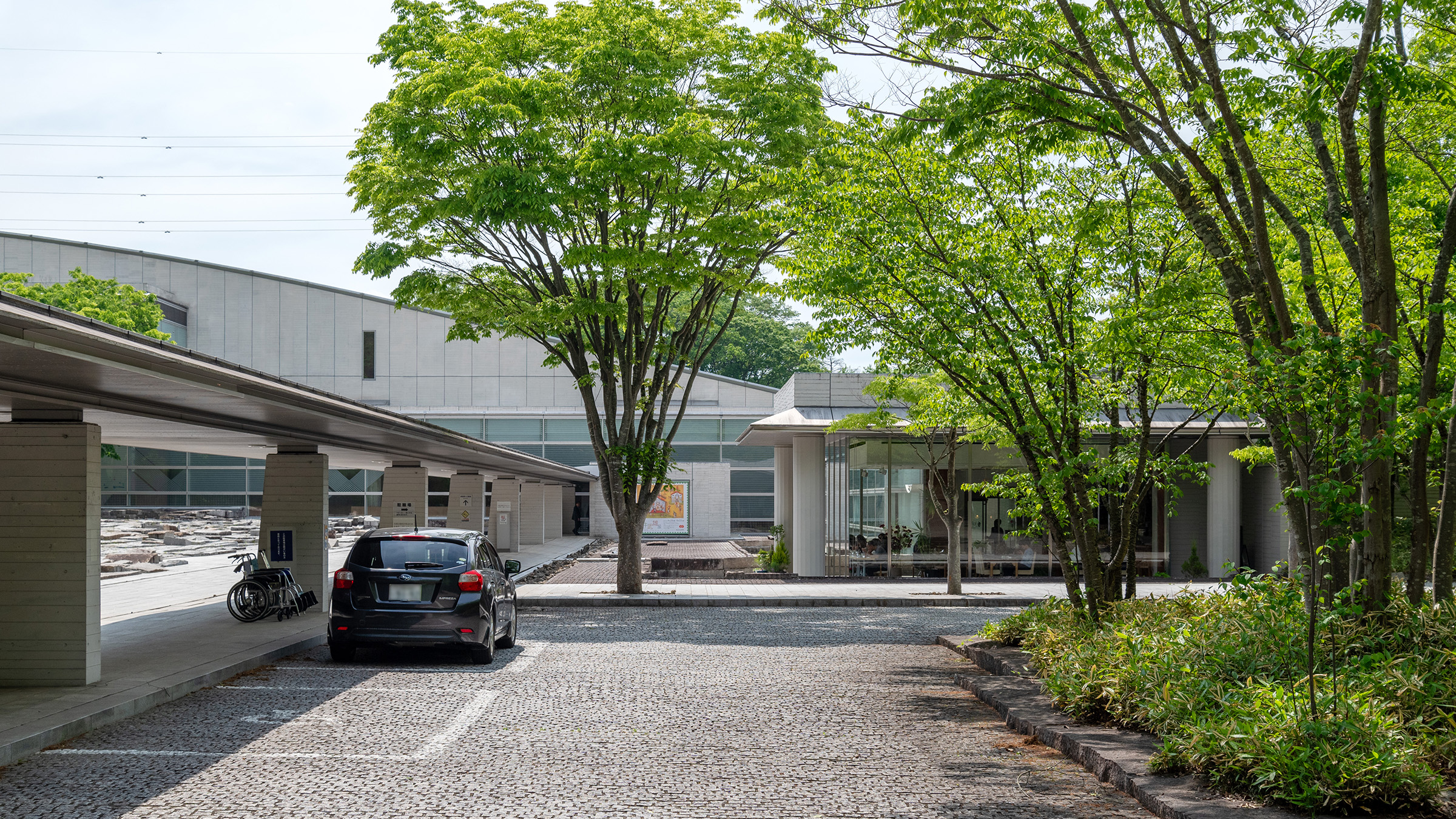 郡山市市立美術館(車で約10分)