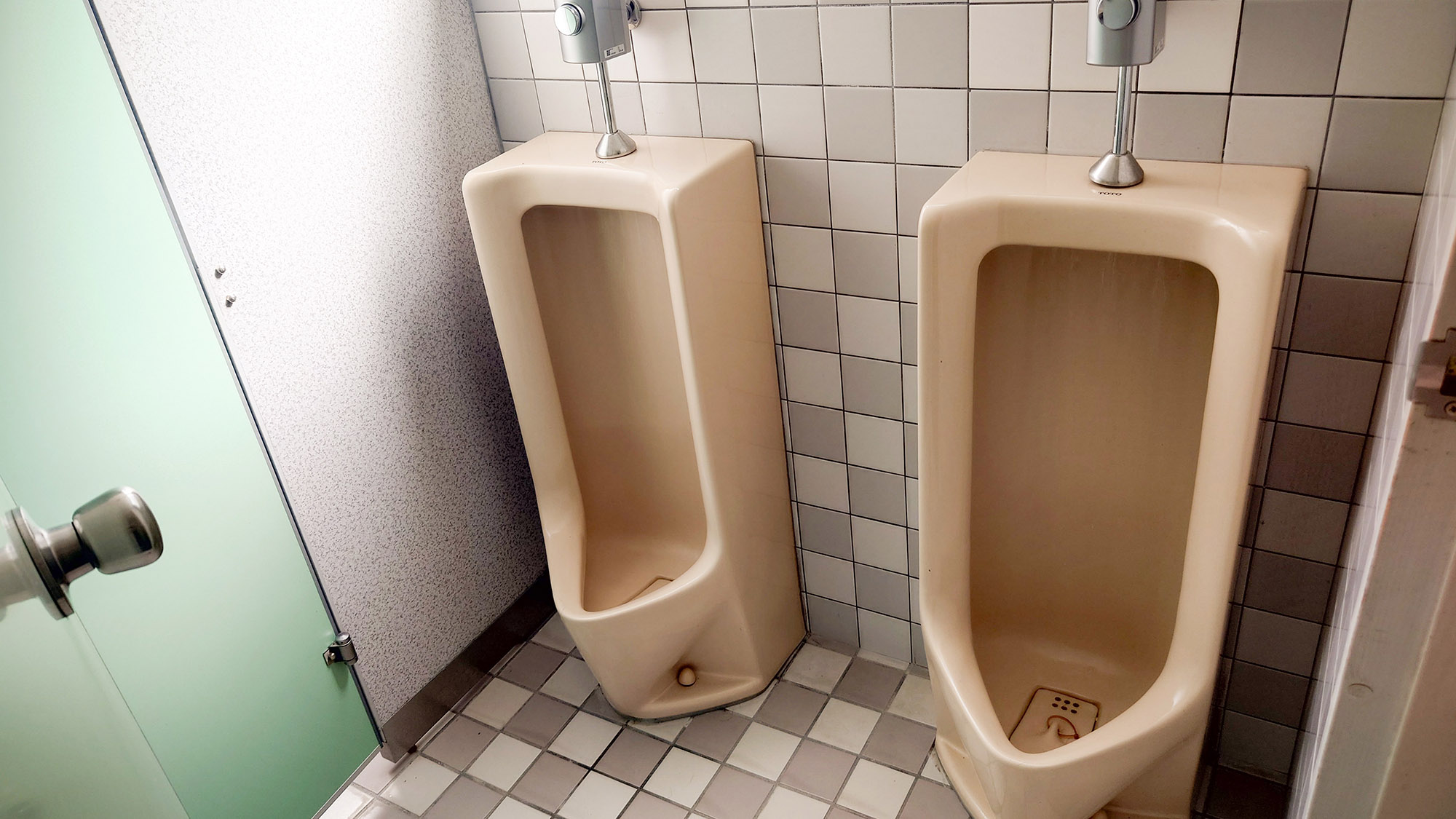 ・【トイレ】共用のトイレ。快適にお使いいただけます