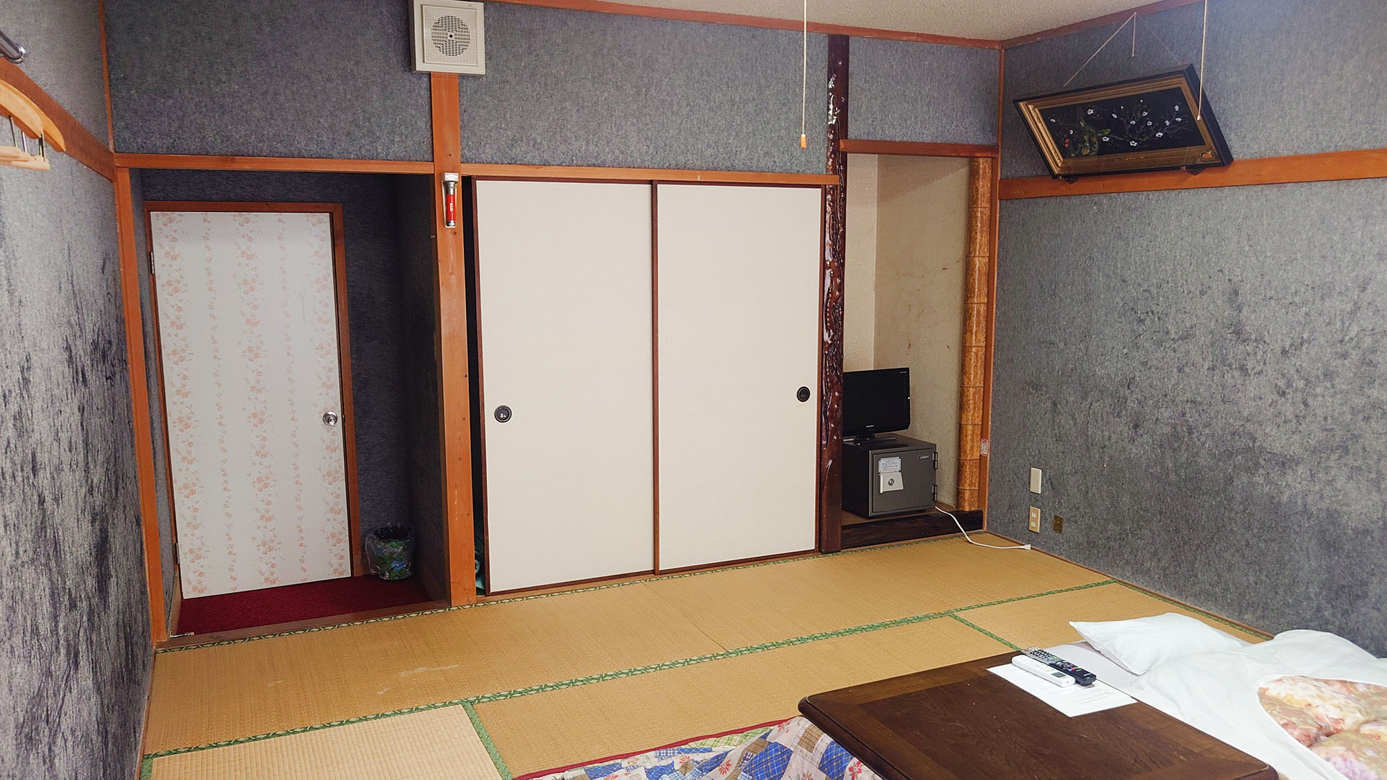 ・【和室8畳】小さいながらテレビも完備。畳に寝転がってテレビを見ながらリラックス