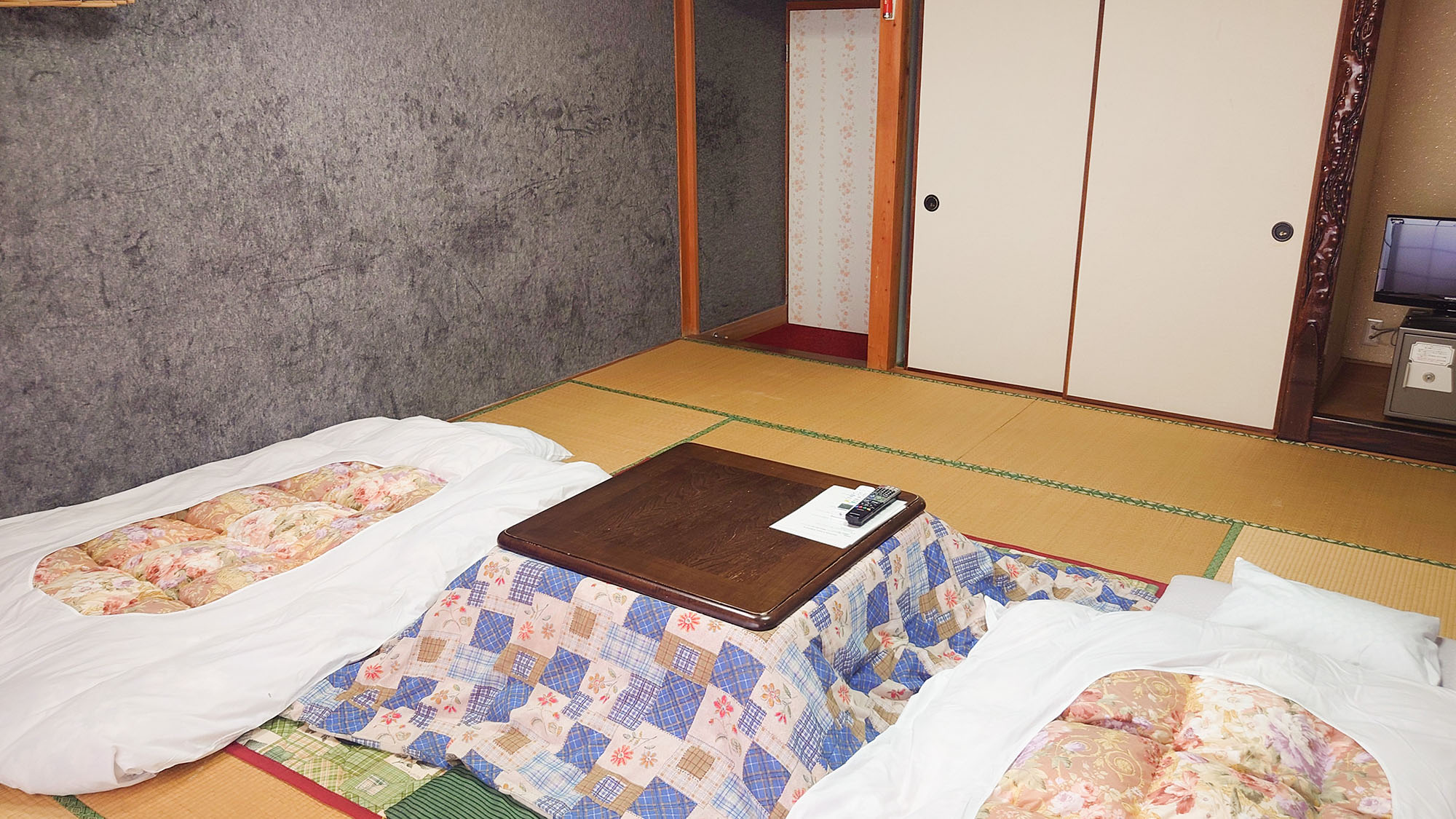 ・【和室8畳】寒き季節にはこたつのご用意。ぬくぬく温まりながら旅の疲れを癒してください