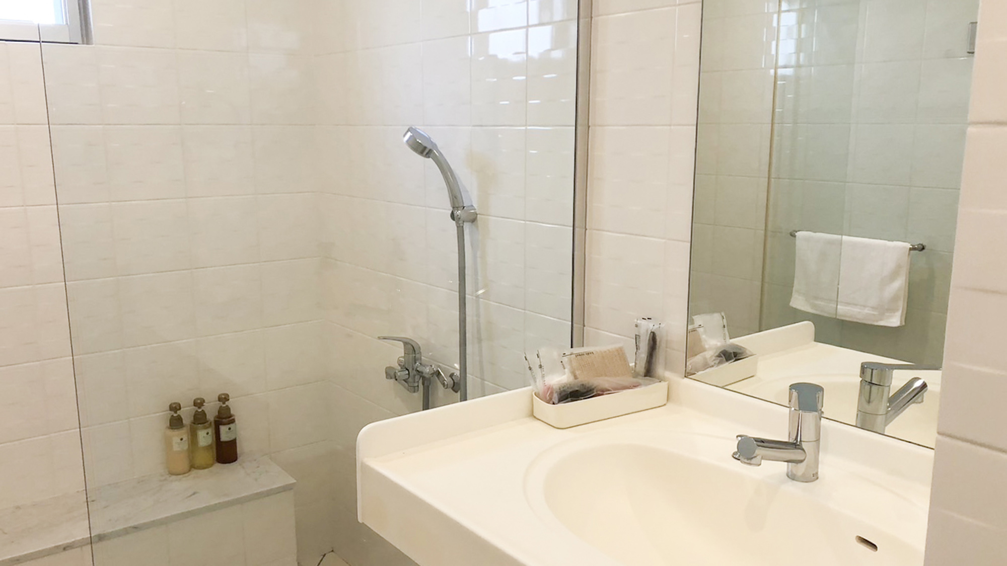 ・【101：洗面所】歯磨きセット・ブラシ・カミソリ等のアメニティはこちらにございます