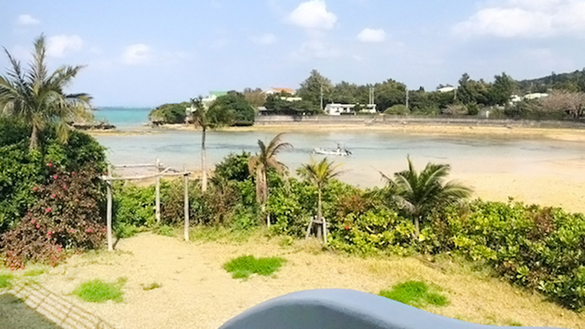 ・【階段からの景色】ガーデンの先にはエメラルドグリーンの海が広がります