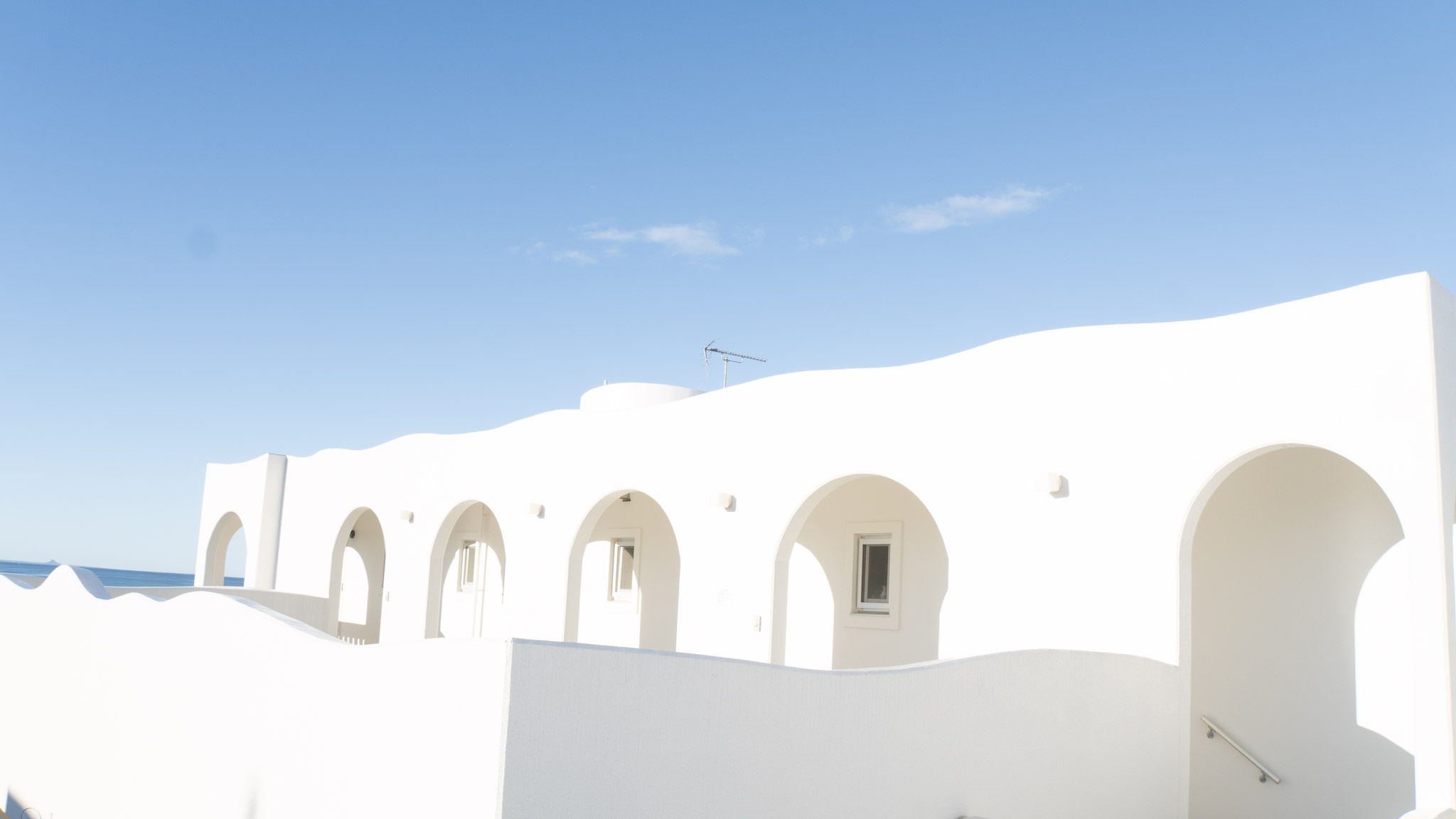 サントリーニ島を思わせるホテルの外観