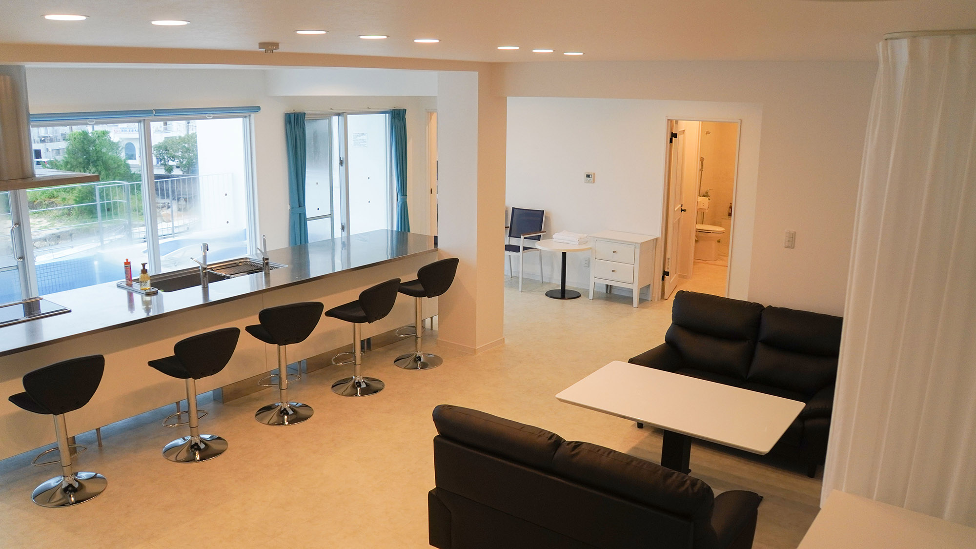 ・【2階：リビング】窓の外に広がる自然を見ながら、ゆっくり団らんの時間をお過ごしください