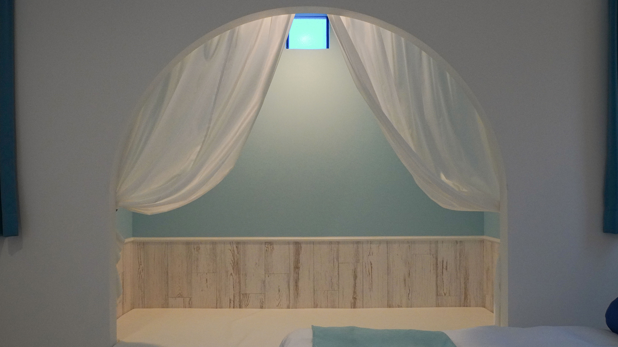 ・【2階：ベッドルーム１】アルコーブ空間はエキストラベッドとしてもご利用いただけます