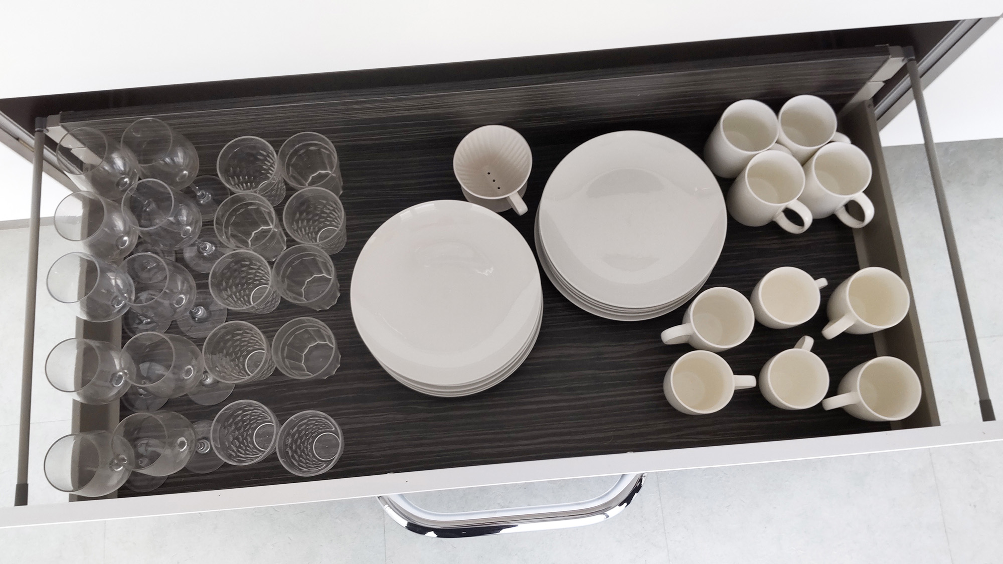 ・【2階：キッチン】グラスやお皿など食器類も豊富にございます。お料理の際に便利です