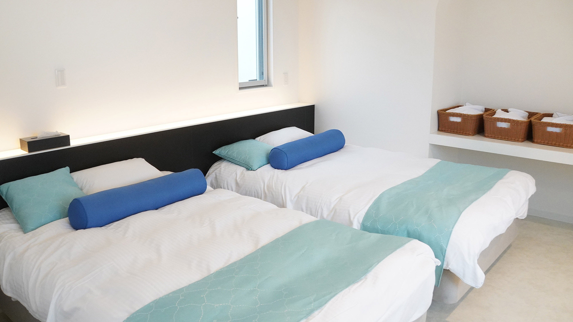 ・【2階：ベッドルーム１】セミダブルベッドを3台ご用意、広い空間でごゆっくりお寛ぎいただけます