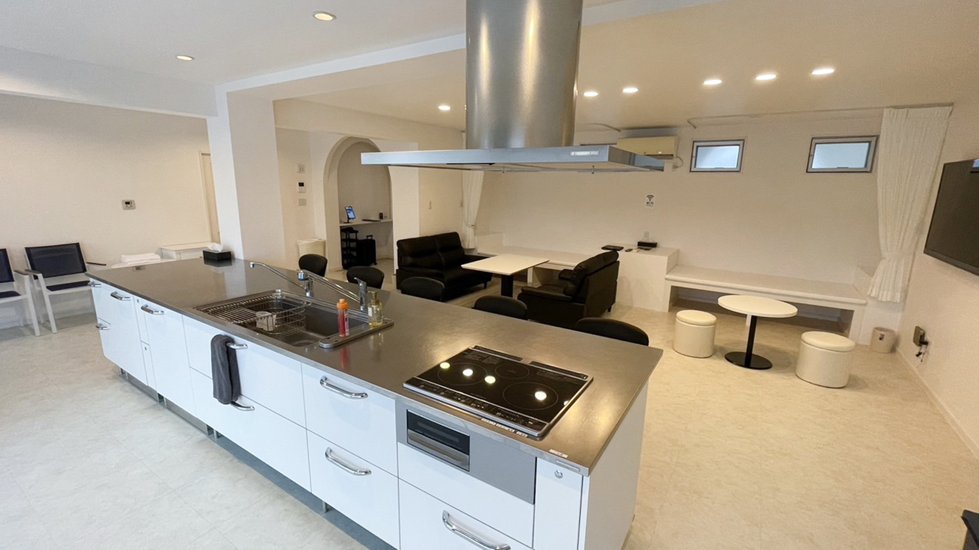 ・【2階：キッチン】清潔感のあるキッチンスペース。ご家族やご友人とのお料理の時間をお楽しみください