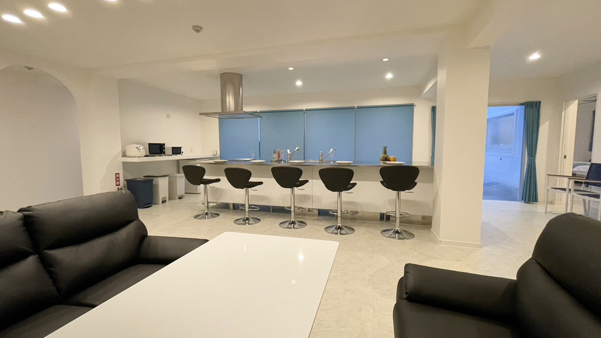 ・【2階：リビング】仕切りがなく、開放的なリビングダイニング。大人数でもゆったりお過ごしいただけます