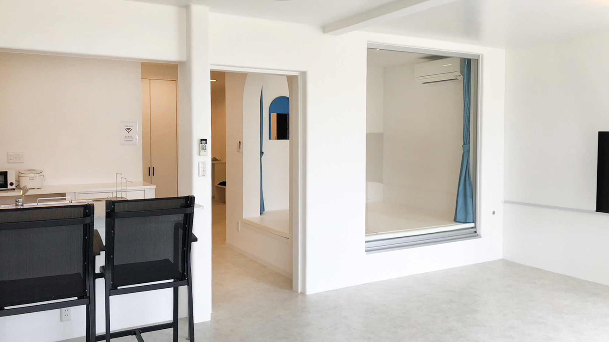 ・【101：リビング】リビングからはキッチンやデイベッドを見渡せる、解放感のある造りになっています