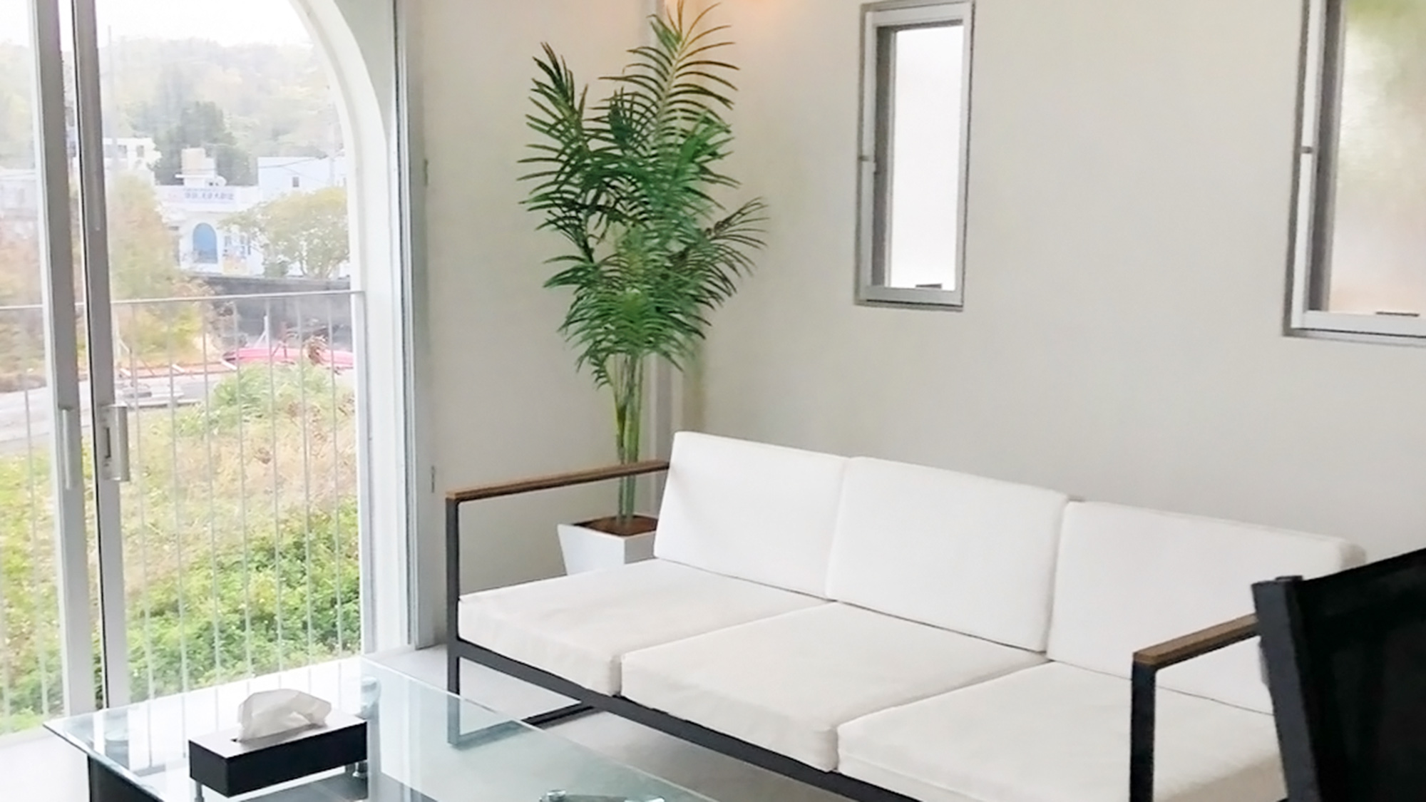 ・【101：リビング】ソファにもたれながらゆったりとお過ごしください