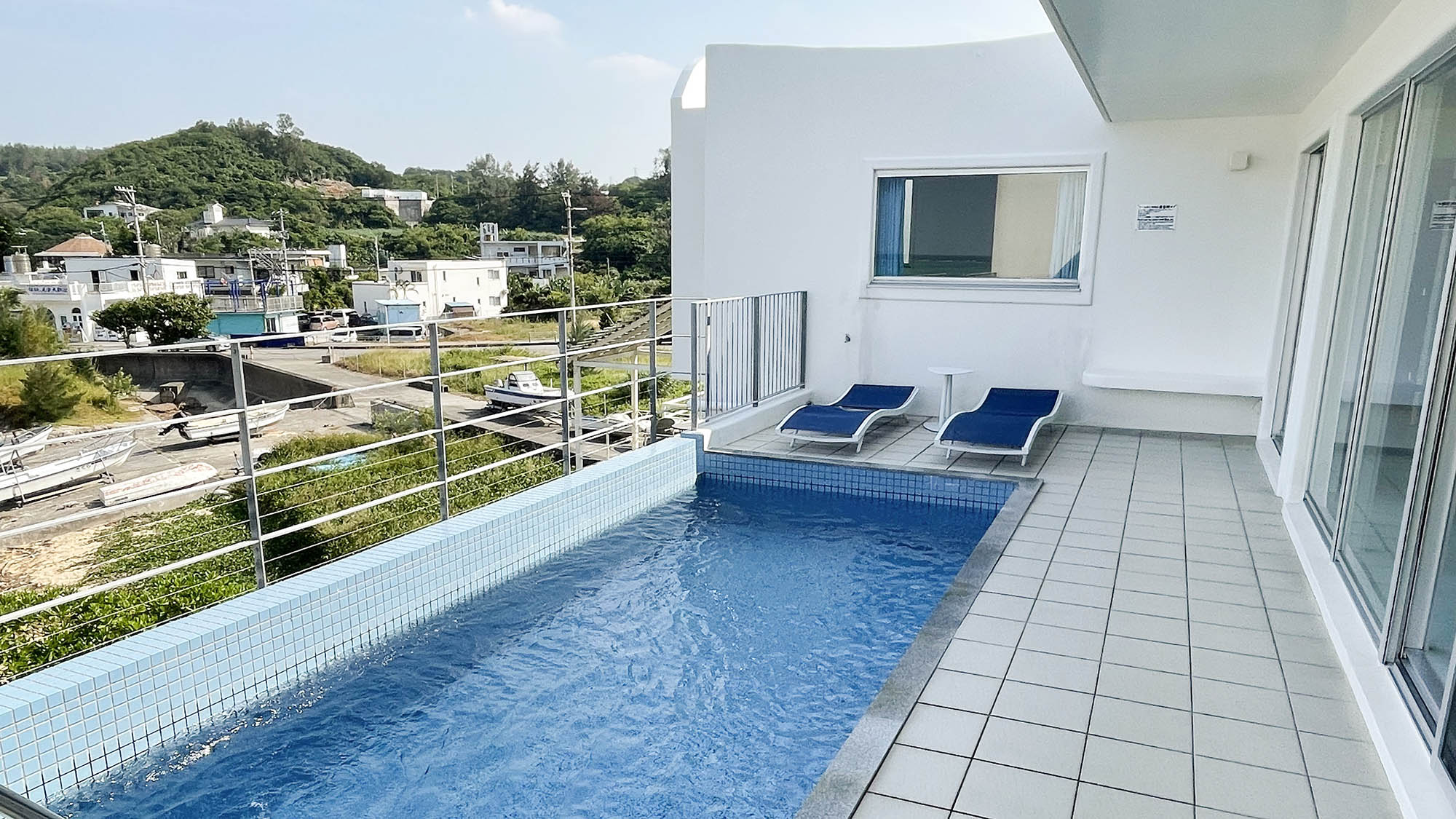 ・【2階：プール】自然を感じられる自分たちだけのプールでリゾート気分を味わえます♪