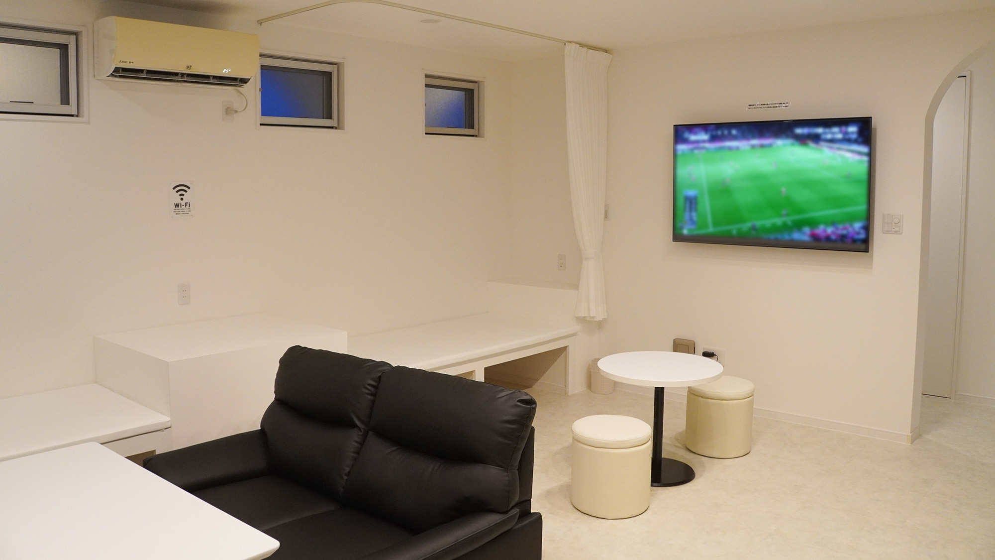 ・【2階：リビング】テレビ（インターネットTV視聴可）を見ながら、ソファでリラックス♪