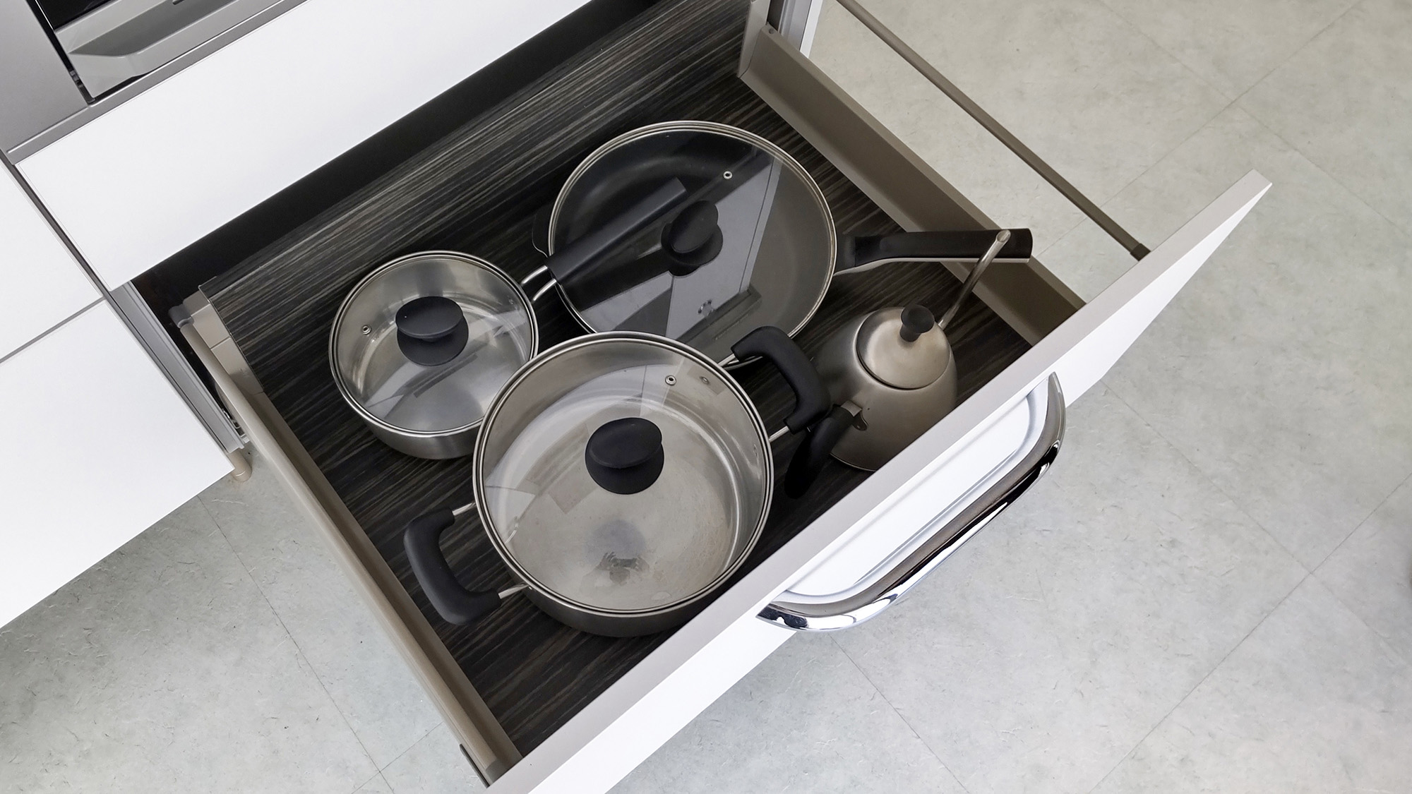 ・【2階：キッチン】お鍋やフライパンなど種類豊富な調理器具を揃えております