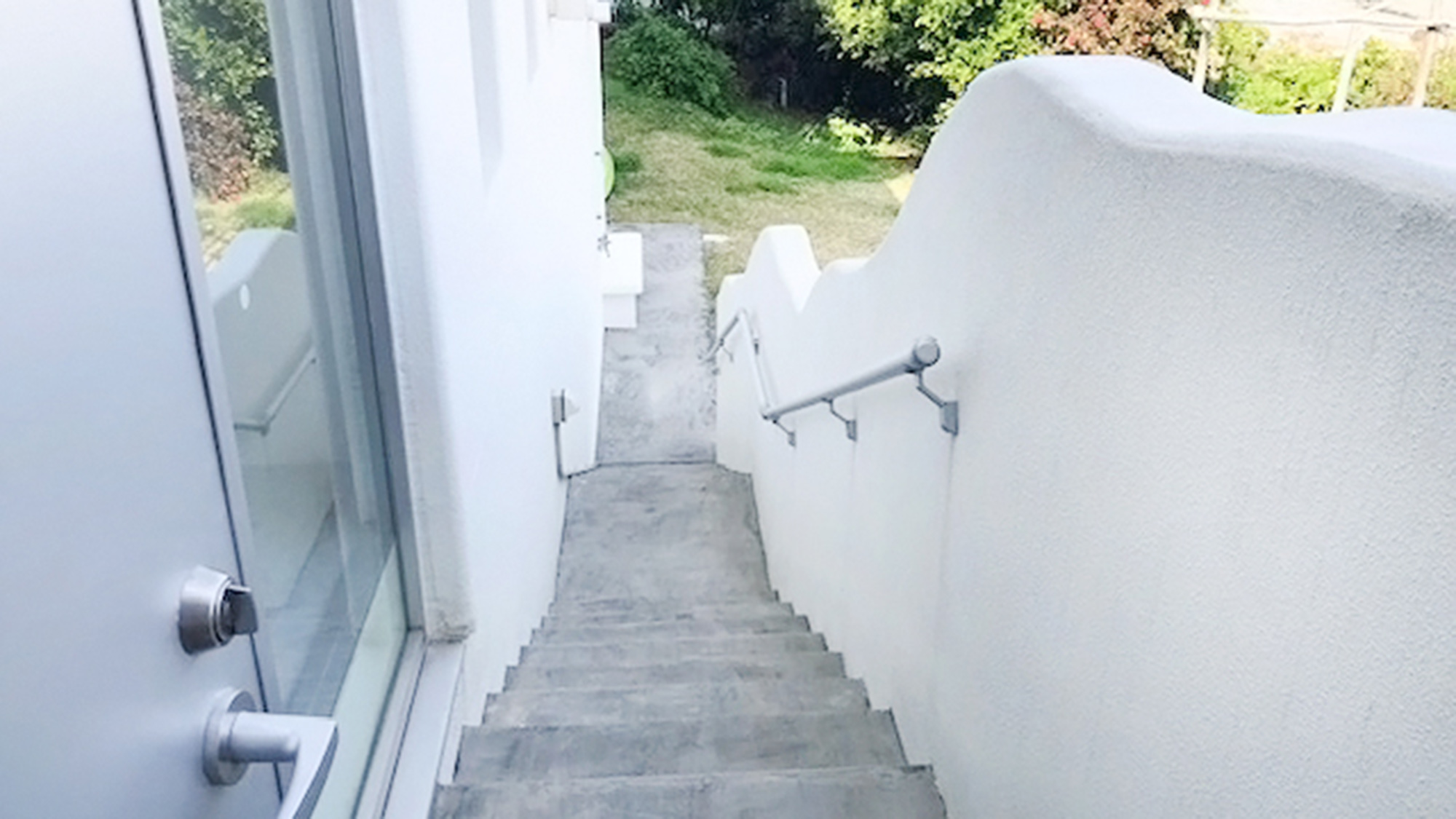 ・【階段】1Fから２Fの移動は外階段になります。屋根付きで雨の日も安心