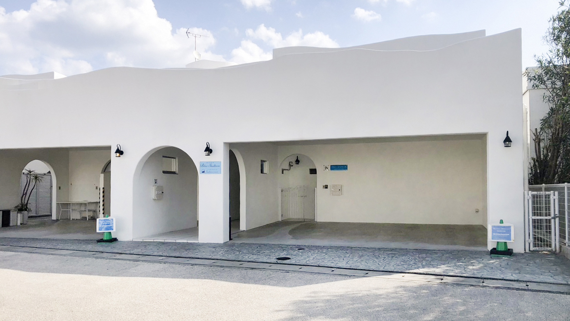 ・【外観】白いお城のような外観。沖縄の青い空とピッタリです