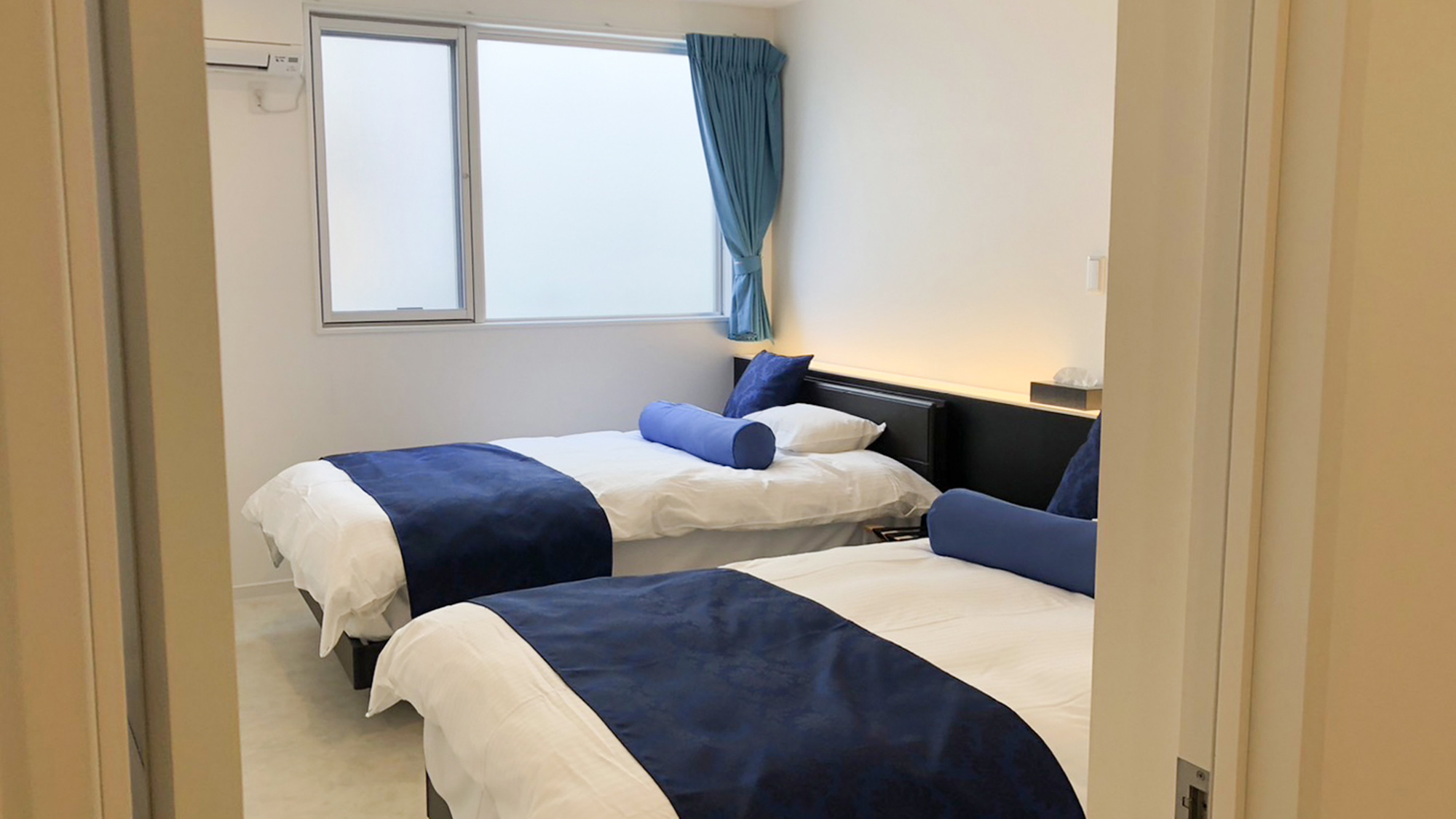 ・【101：ベッドルーム】ホワイトとブルーのコントラストが爽やかなベッドルーム