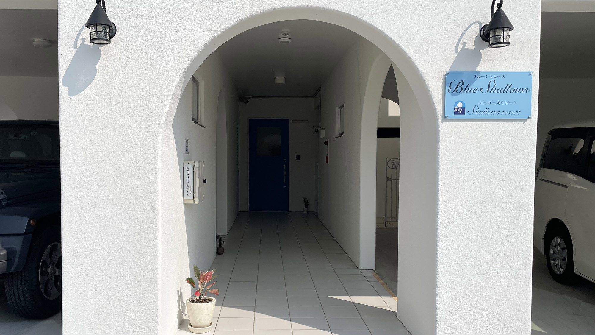 ・【外観】駐車場横の入り口を進むと2階への階段が見えてきます。そのままおあがりください