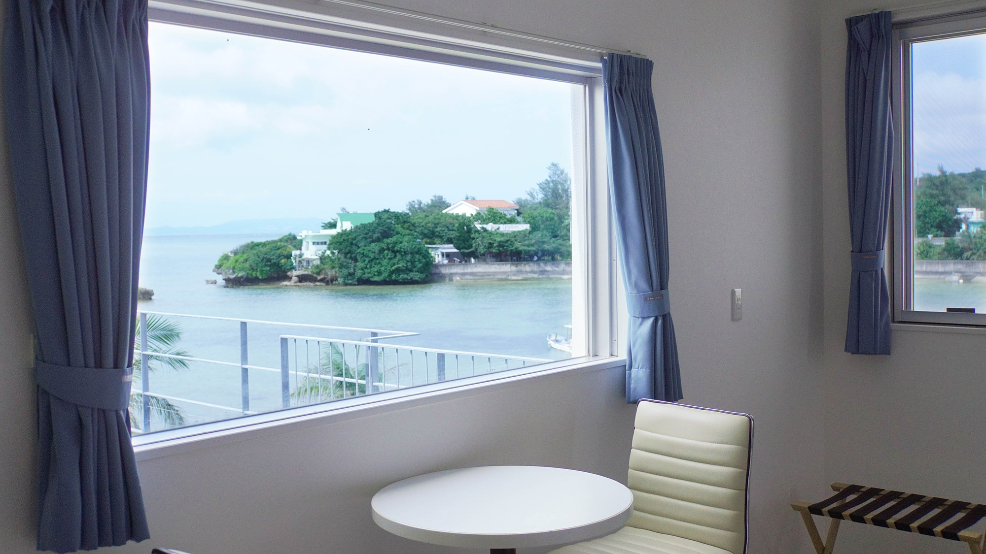 ・【2階：ベッドルーム１】窓のそばのテーブルで海を眺めながら、ゆったりコーヒータイムなどいかがですか