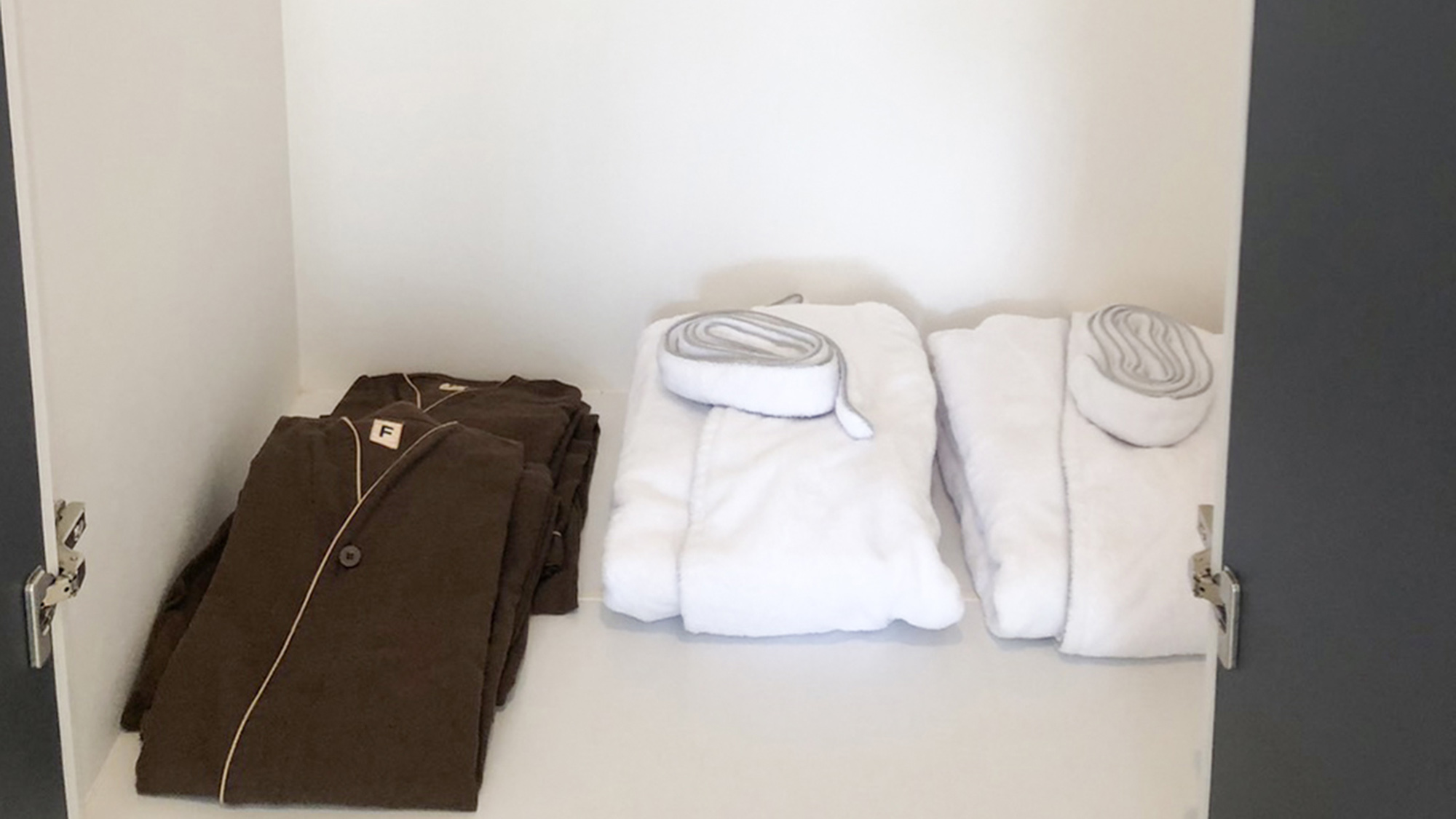 ・【101：アメニティ】お部屋にバスローブをご用意しております