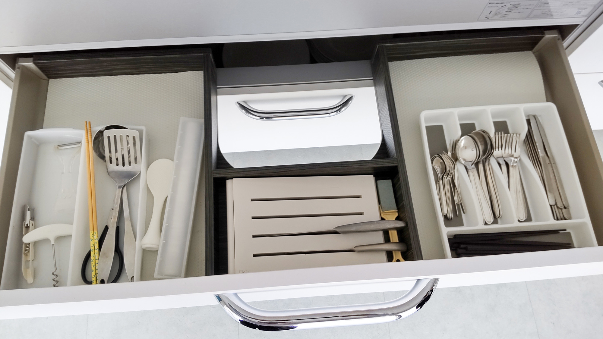 ・【2階：キッチン】カトラリー類を豊富にご用意。お食事の際も安心です