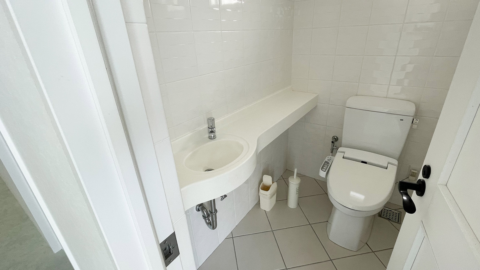 ・【2階：トイレ】広くゆったりとご利用いただける洗浄機付便座のトイレです