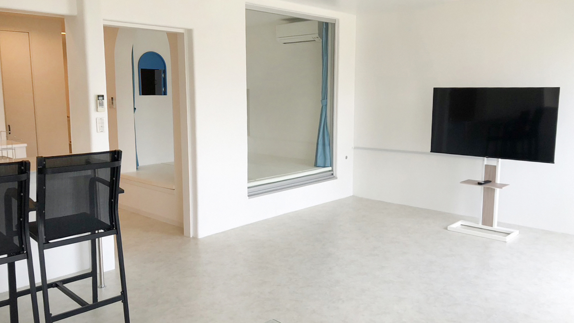 ・【101：リビング】広々としたリビング。最大4名様までご宿泊いただけます