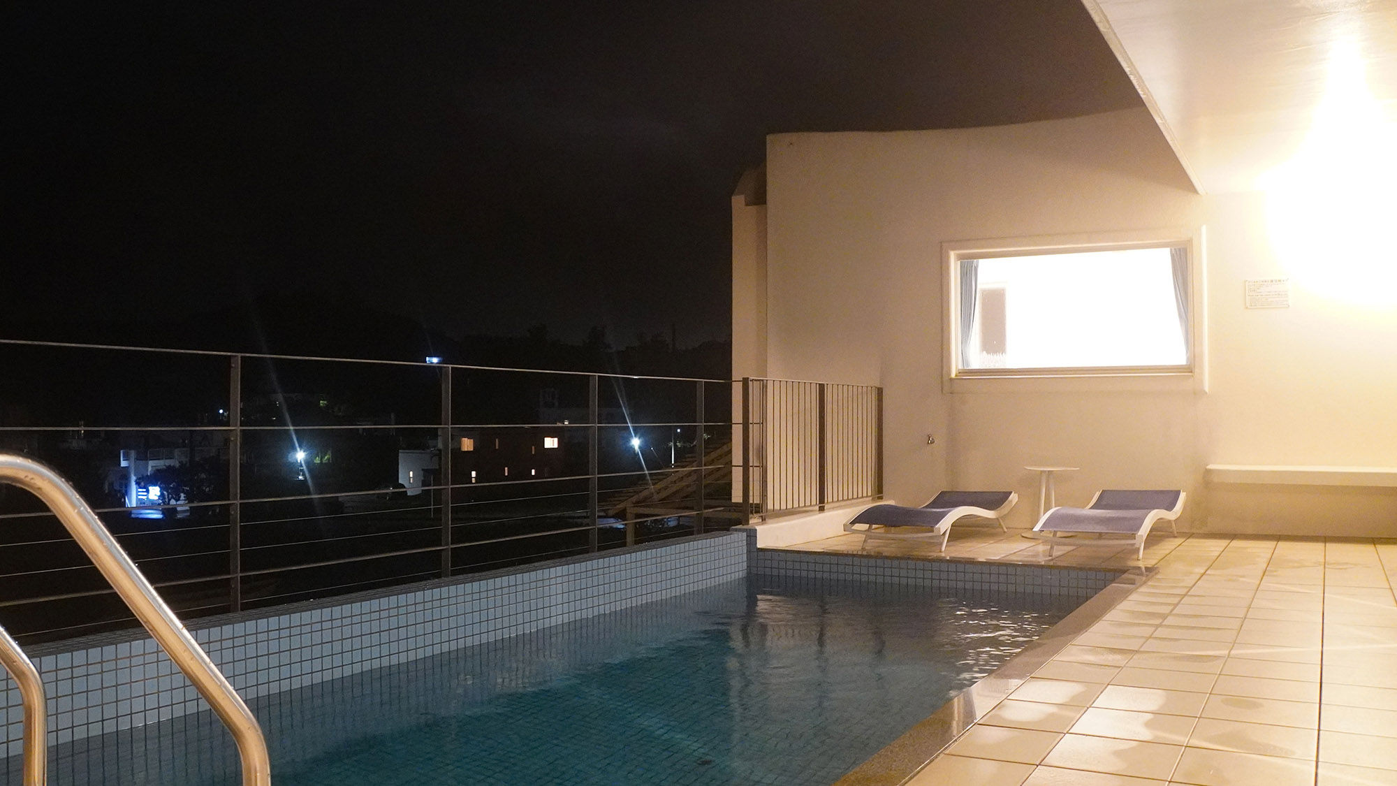 ・【2階：プール】貸切空間なので人目を気にせず、ナイトプールもお楽しみいただけます