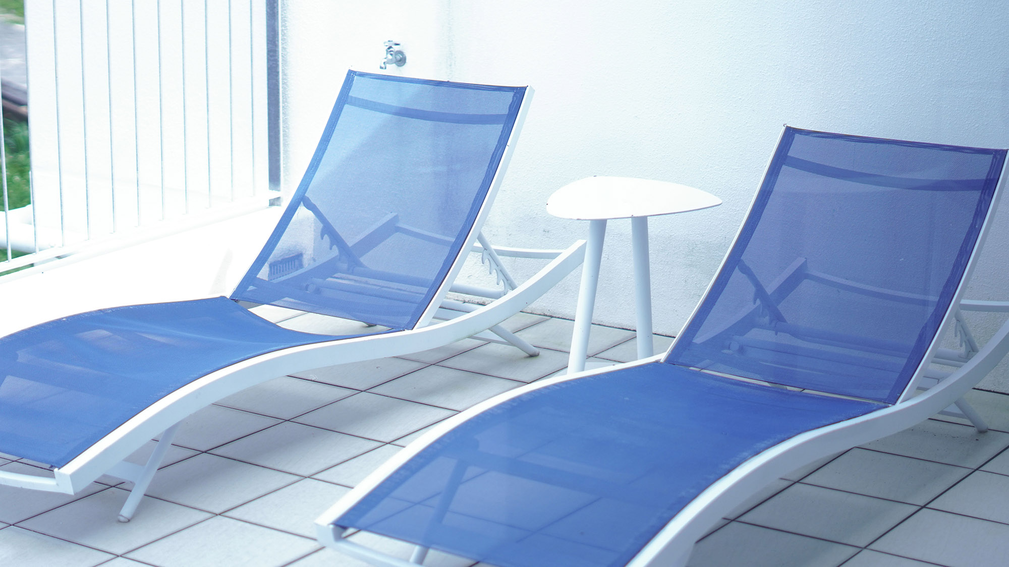 ・【2階：プール】プールサイドチェアで、日に当たりながらのんびりとした時間をお過ごしいただけます