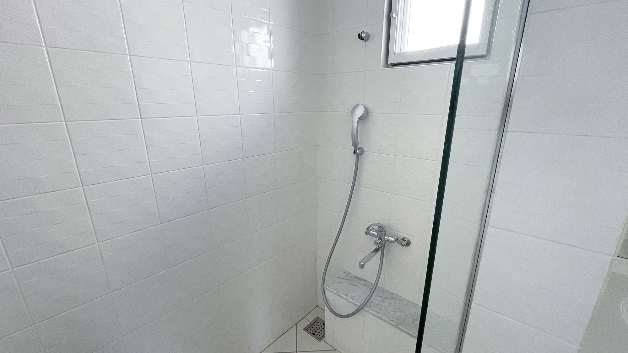 ・【2階：シャワールーム】プール直結のシャワールームを完備。体を流してからお部屋に移動できます