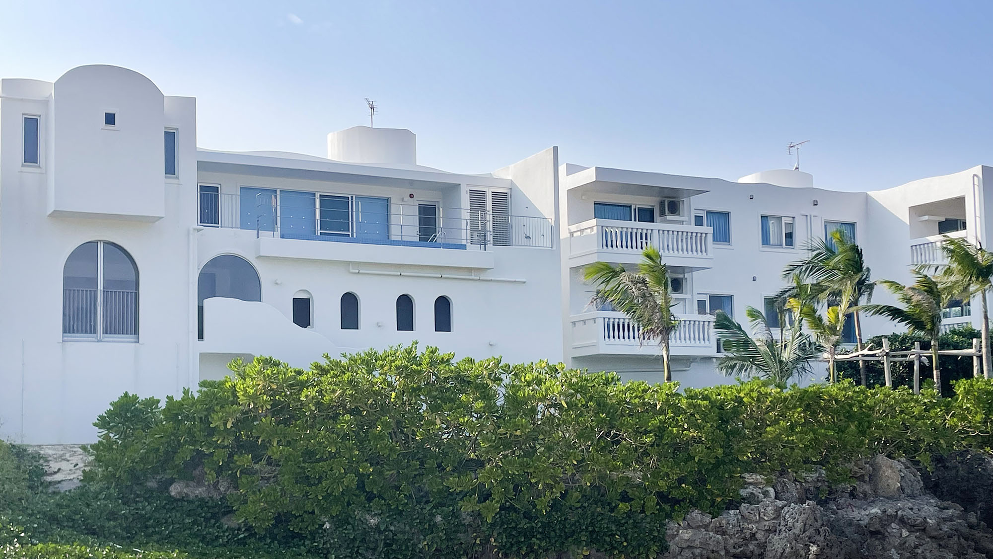 ・【外観】沖縄の中部・恩納村の海辺に立地。白亜の建物がひときわ目をひきます。