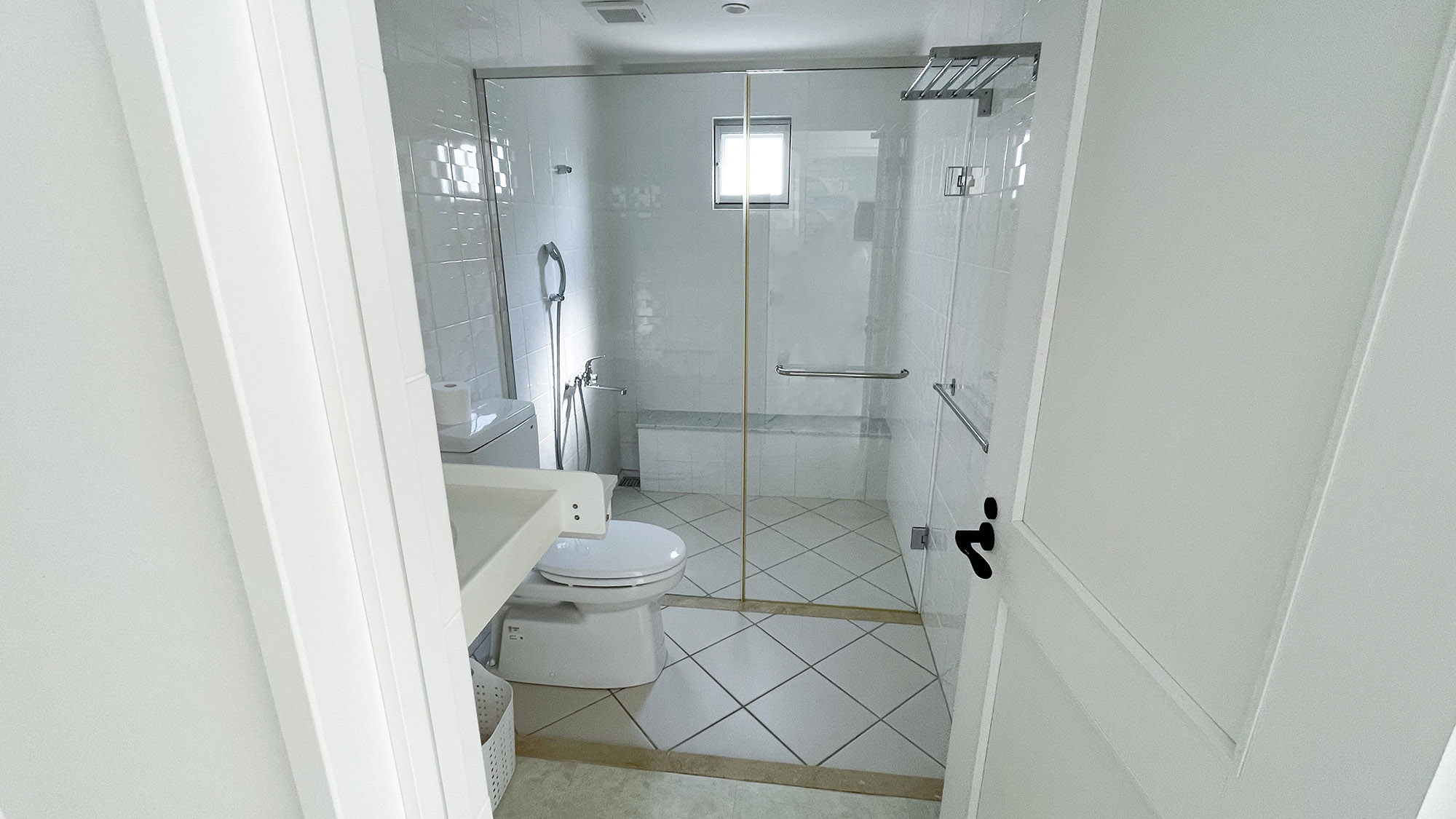 ・【2階：バスルーム２】寝室直結のバスルーム。大人数でもプライベートを守りながらご滞在いただけます