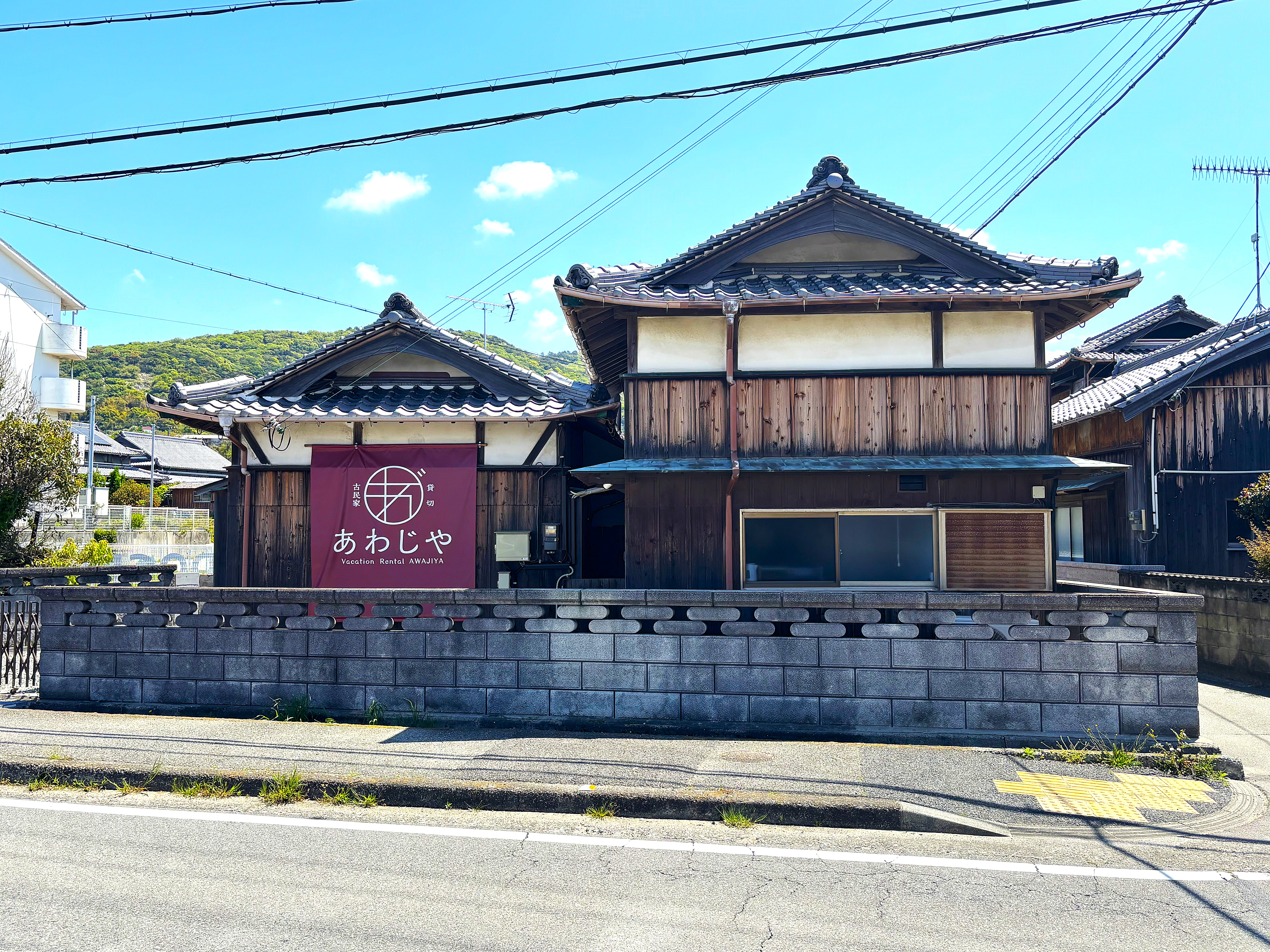 建物反対側の中庭で、BBQ・釜戸炊き体験が雨天時でもできます