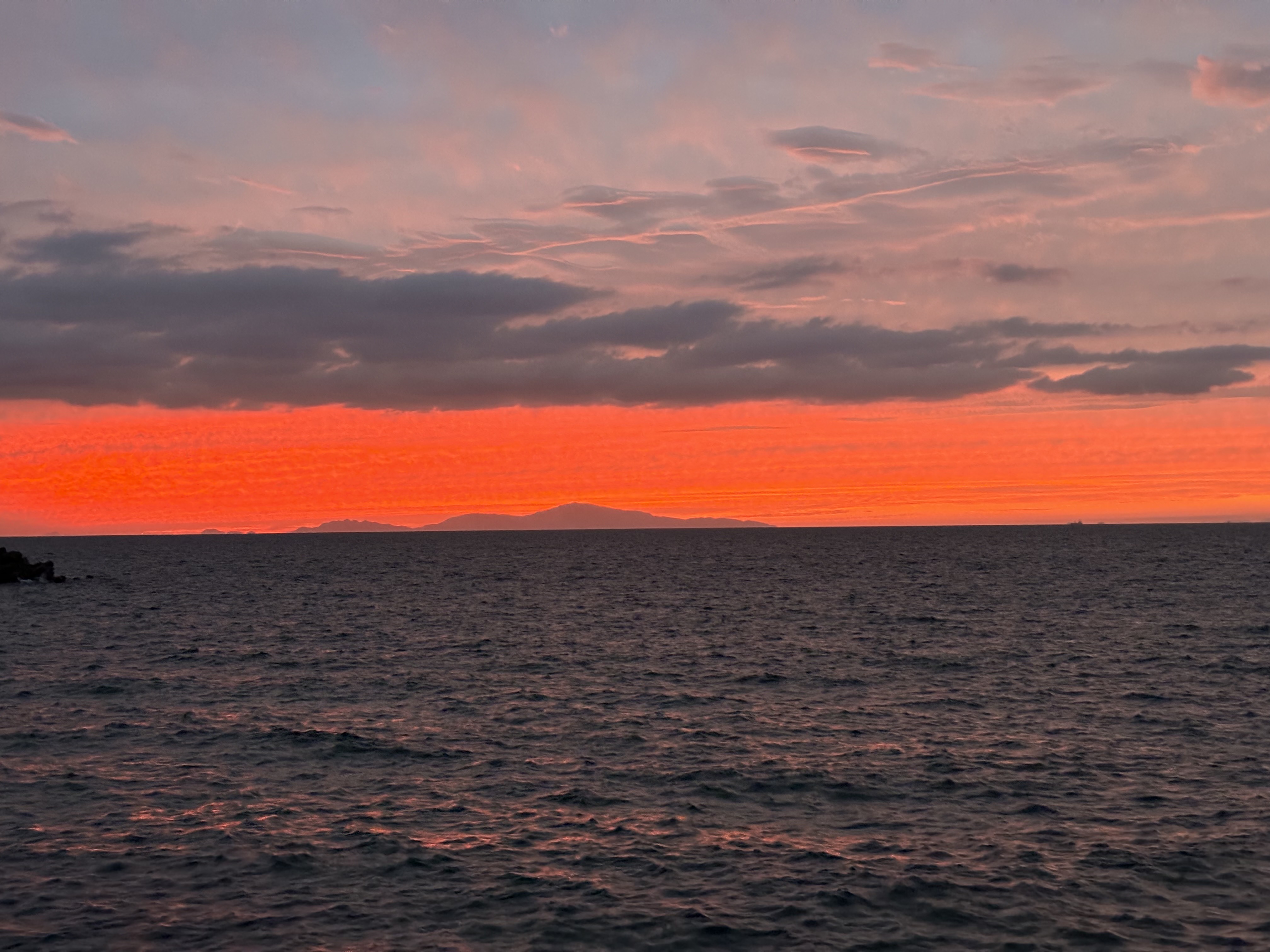 屋上から秋の小豆島を見ながらの夕焼け