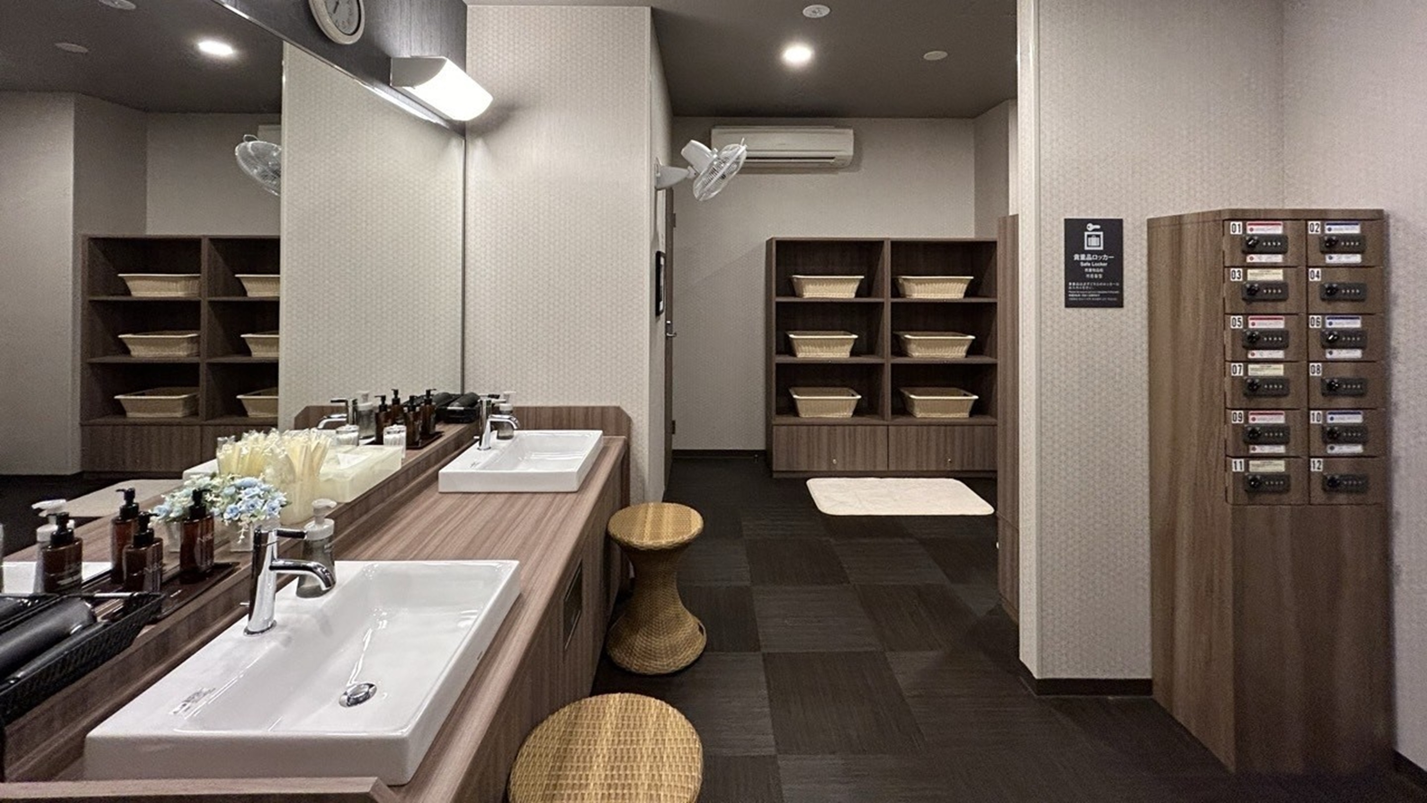 男性大浴場・脱衣所