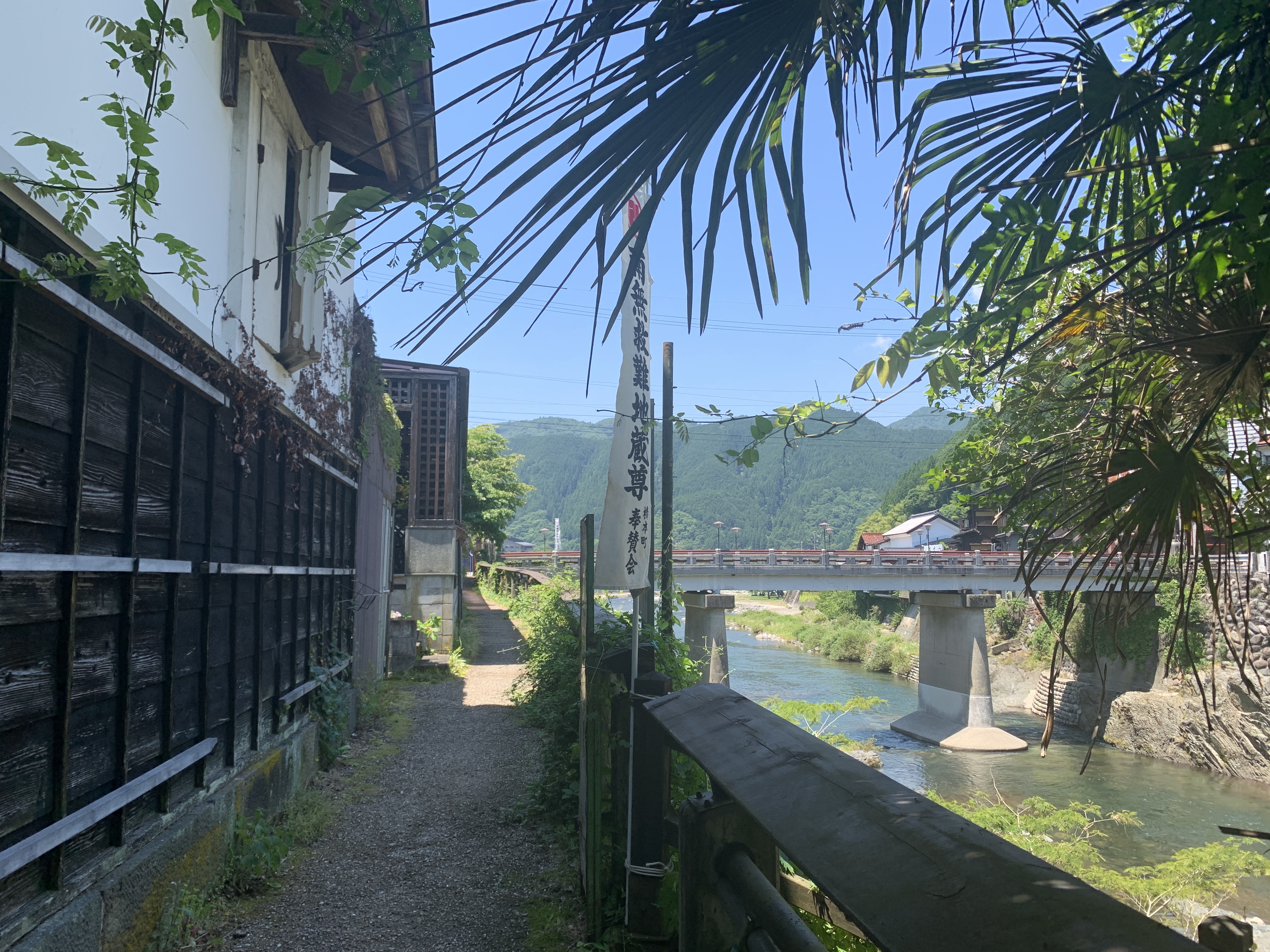 宮ケ瀬橋近くの吉田川風景