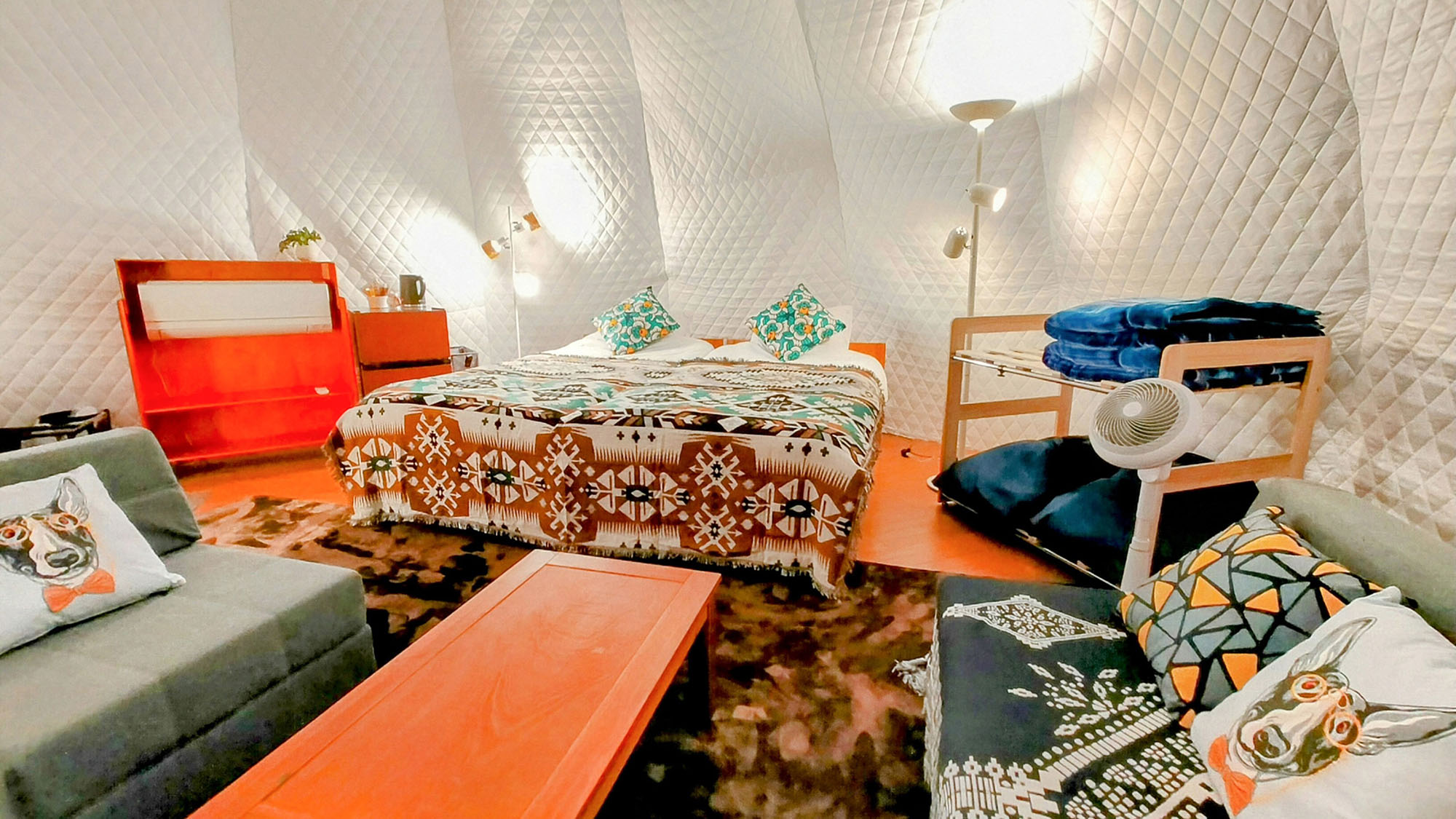 ・【G2】ドームテントにはベッド、冷蔵庫、冷暖房、電気ケトルなどを常備！無料Wi-Fiあり◎