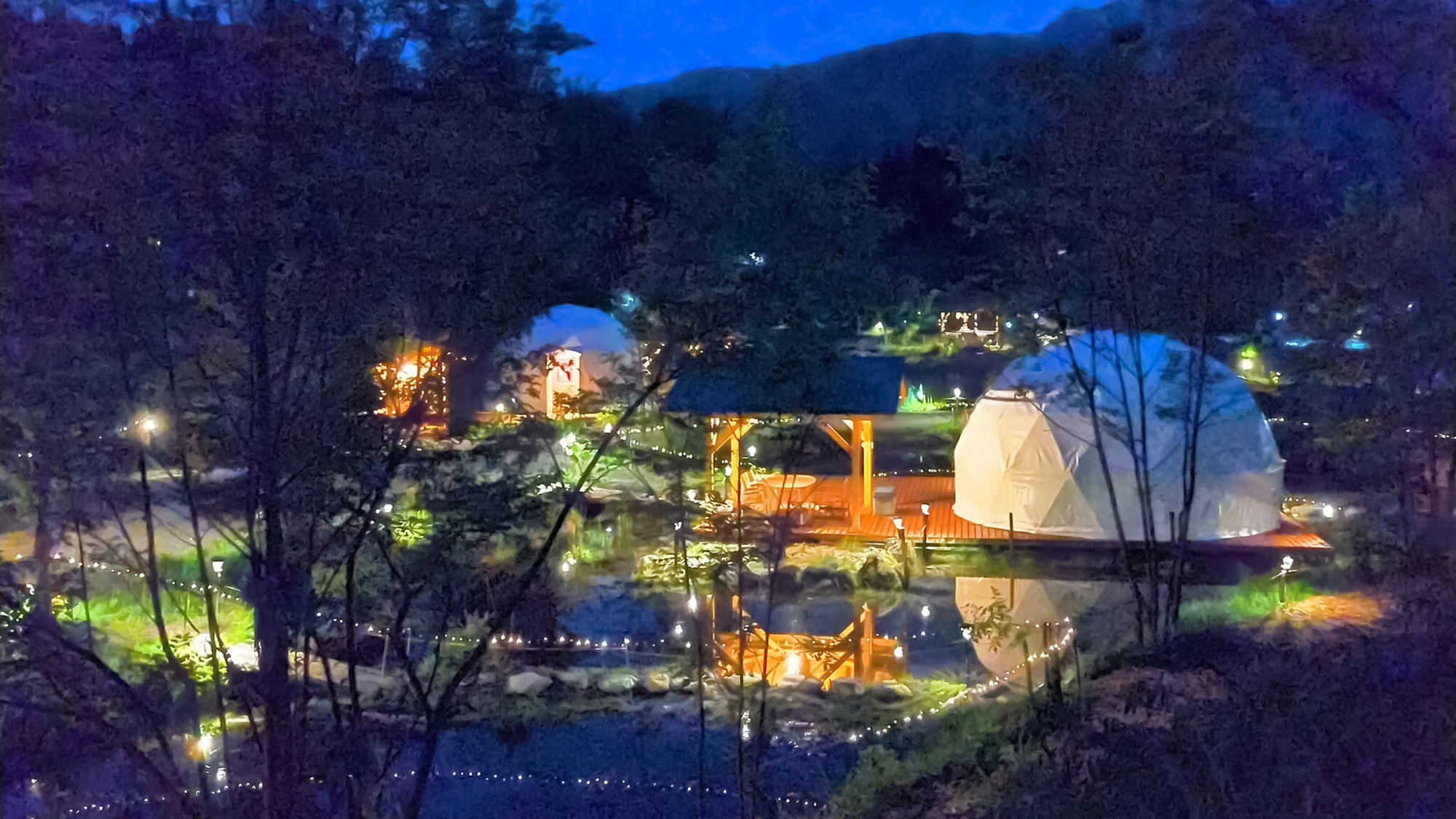 ・【G1,G2／全景】夜は幻想的な雰囲気に。晴れた日には満天の星を眺められます