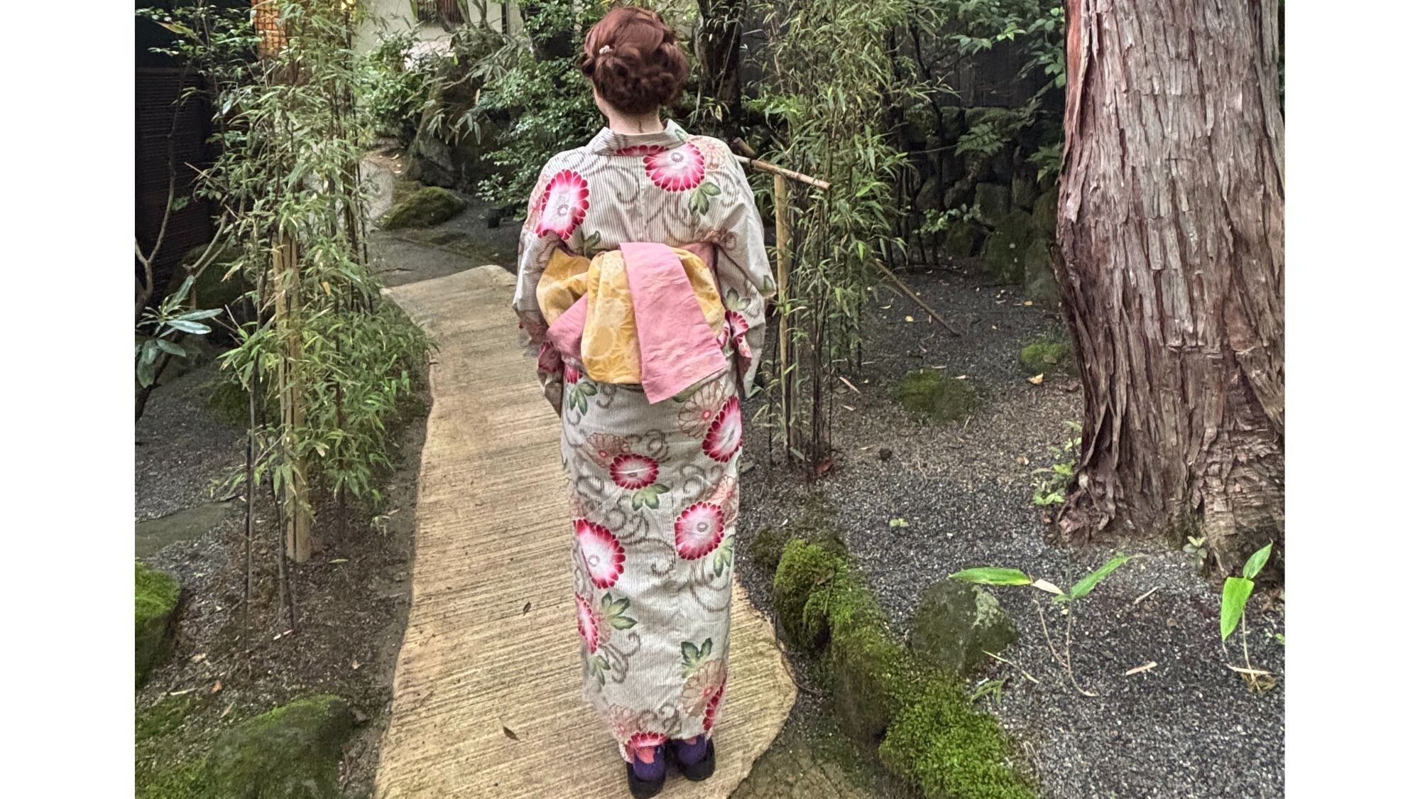 着物でお庭を散策