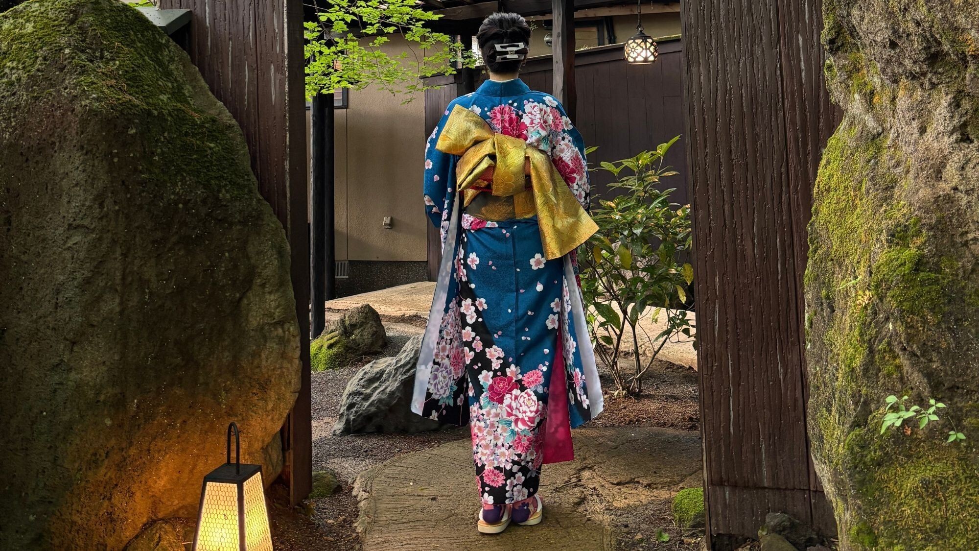 着物でお庭を散策