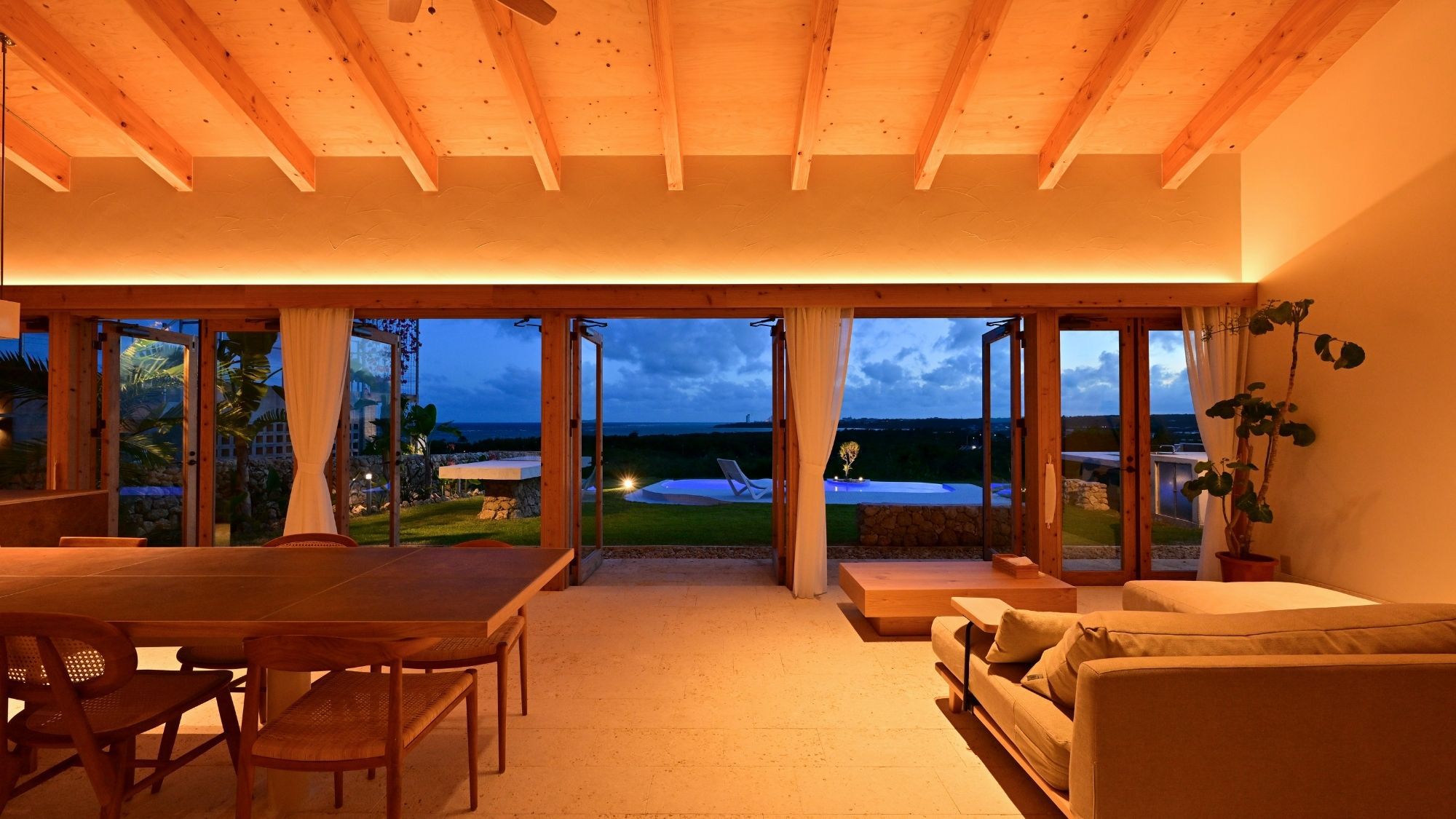 夕暮れ時のリビングと庭。美しい景色が広がります。